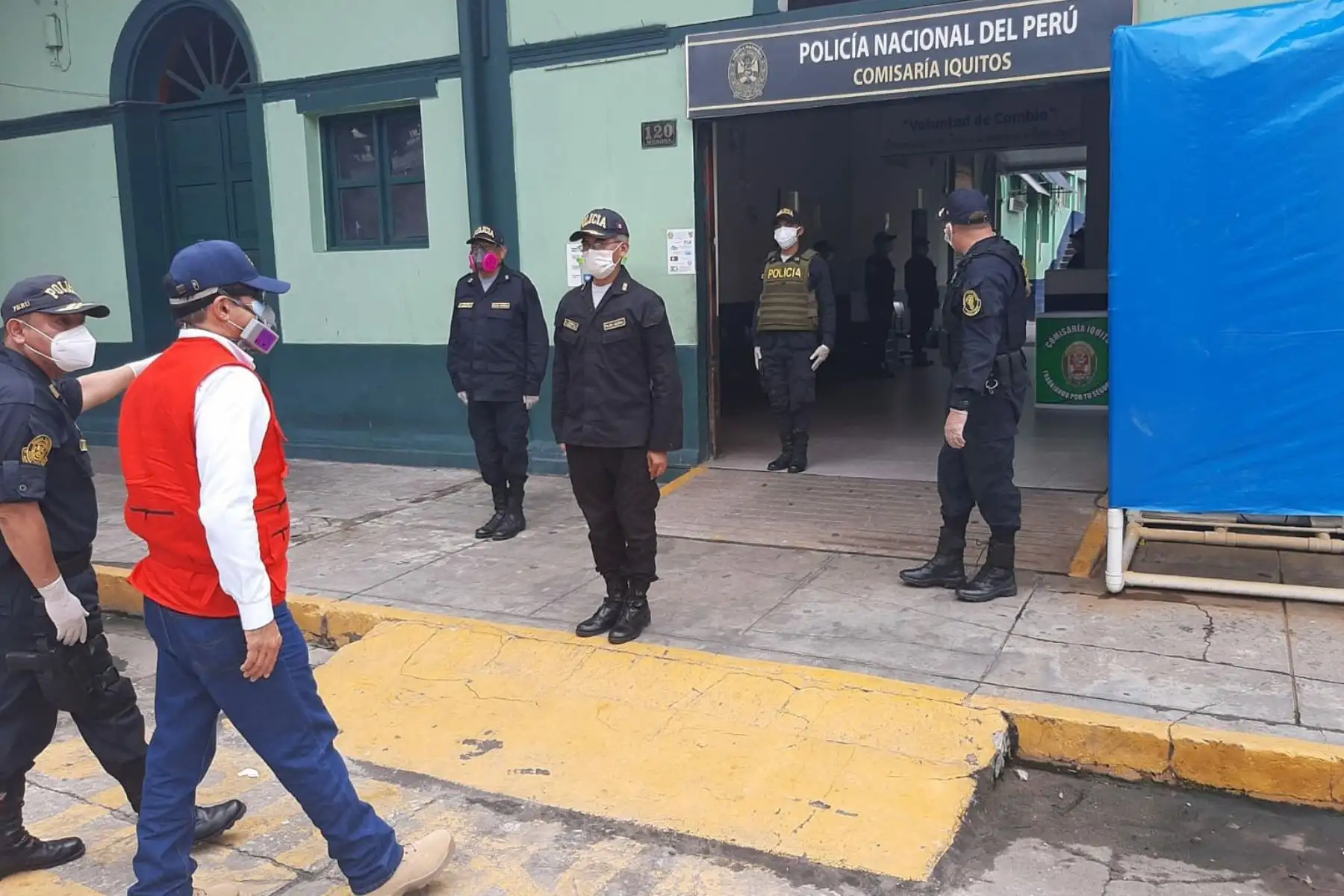 En la comisaría de Iquitos, el ministro Gastón Rodríguez, reafirmó que se están adoptando todas las acciones necesarias para el cuidado de la salud del personal policial en todo el país, quienes se encuentran en la primera línea de batalla contra el covid -19. Foto: ANDINA/Mininter
