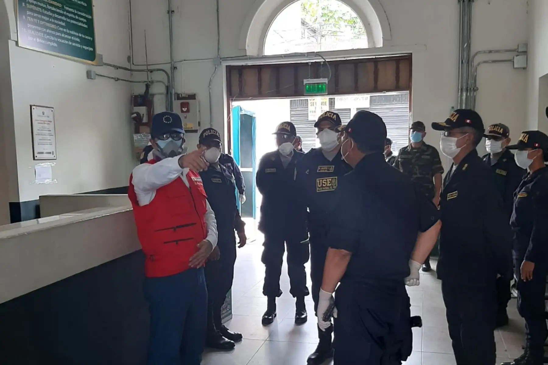 En la comisaría de Iquitos, el ministro Gastón Rodríguez, reafirmó que se están adoptando todas las acciones necesarias para el cuidado de la salud del personal policial en todo el país, quienes se encuentran en la primera línea de batalla contra el covid -19. Foto: ANDINA/Mininter