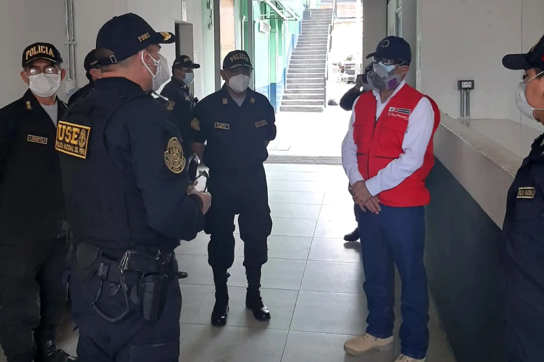 En la comisaría de Iquitos, el ministro Gastón Rodríguez, reafirmó que se están adoptando todas las acciones necesarias para el cuidado de la salud del personal policial en todo el país, quienes se encuentran en la primera línea de batalla contra el covid -19. Foto: ANDINA/Mininter