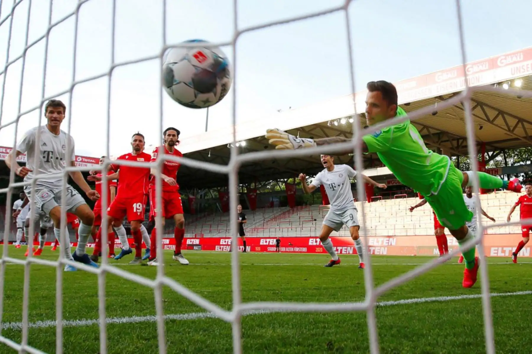 El defensa francés del Bayern Munich Benjamin Pavard  marca su segundo gol durante el partido de fútbol de la Bundesliga de la primera división alemana FC Union Berlin v FC Bayern. Foto: AFP