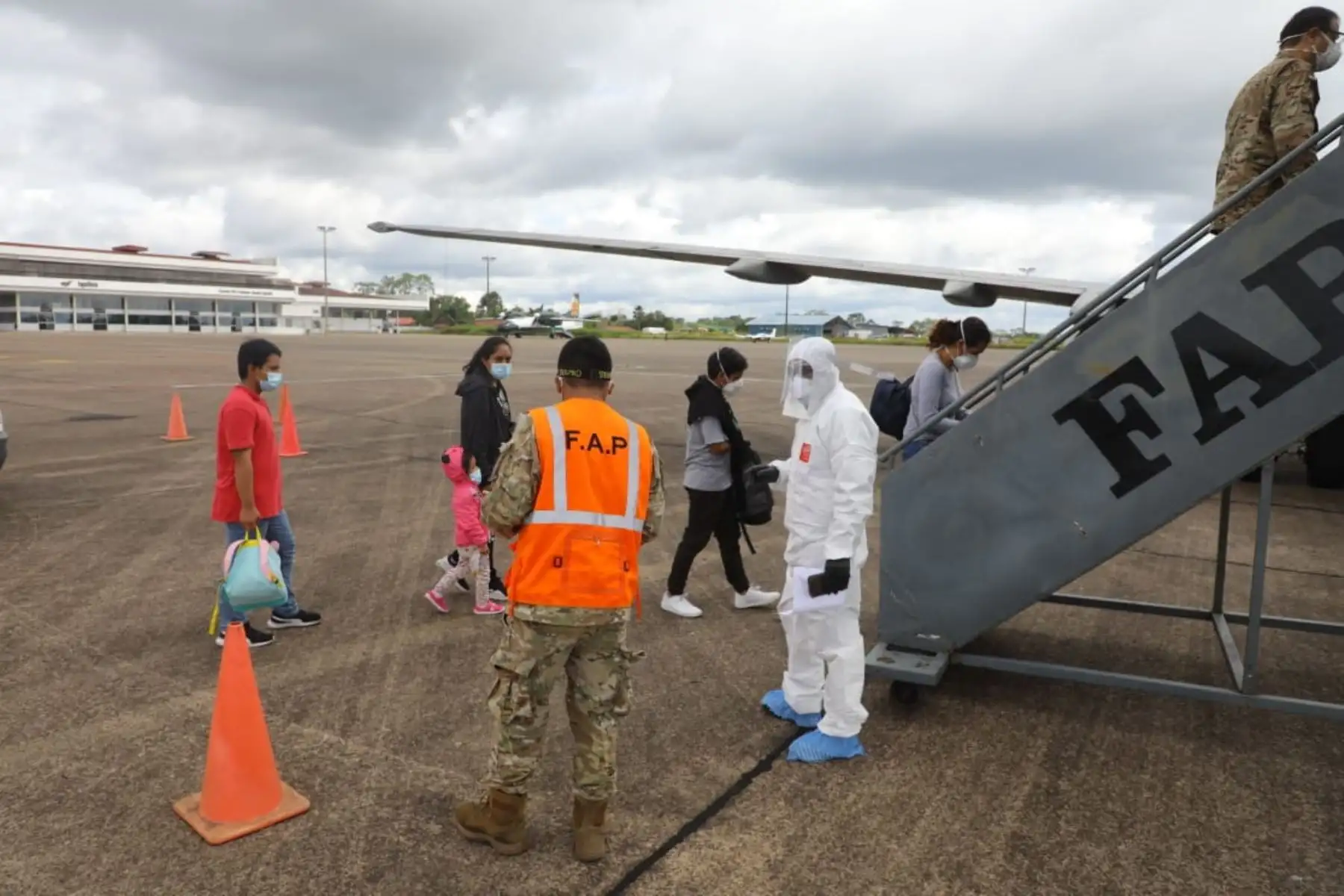 El gobierno traslada en el avión presidencial a 16 pacientes con COVID19 a Lima desde Iquitos, entre civiles y personal de salud, para que reciban la atención adecuada en el Hospital de Ate o en la Villa Panamericana. Foto: ANDINA/PCM