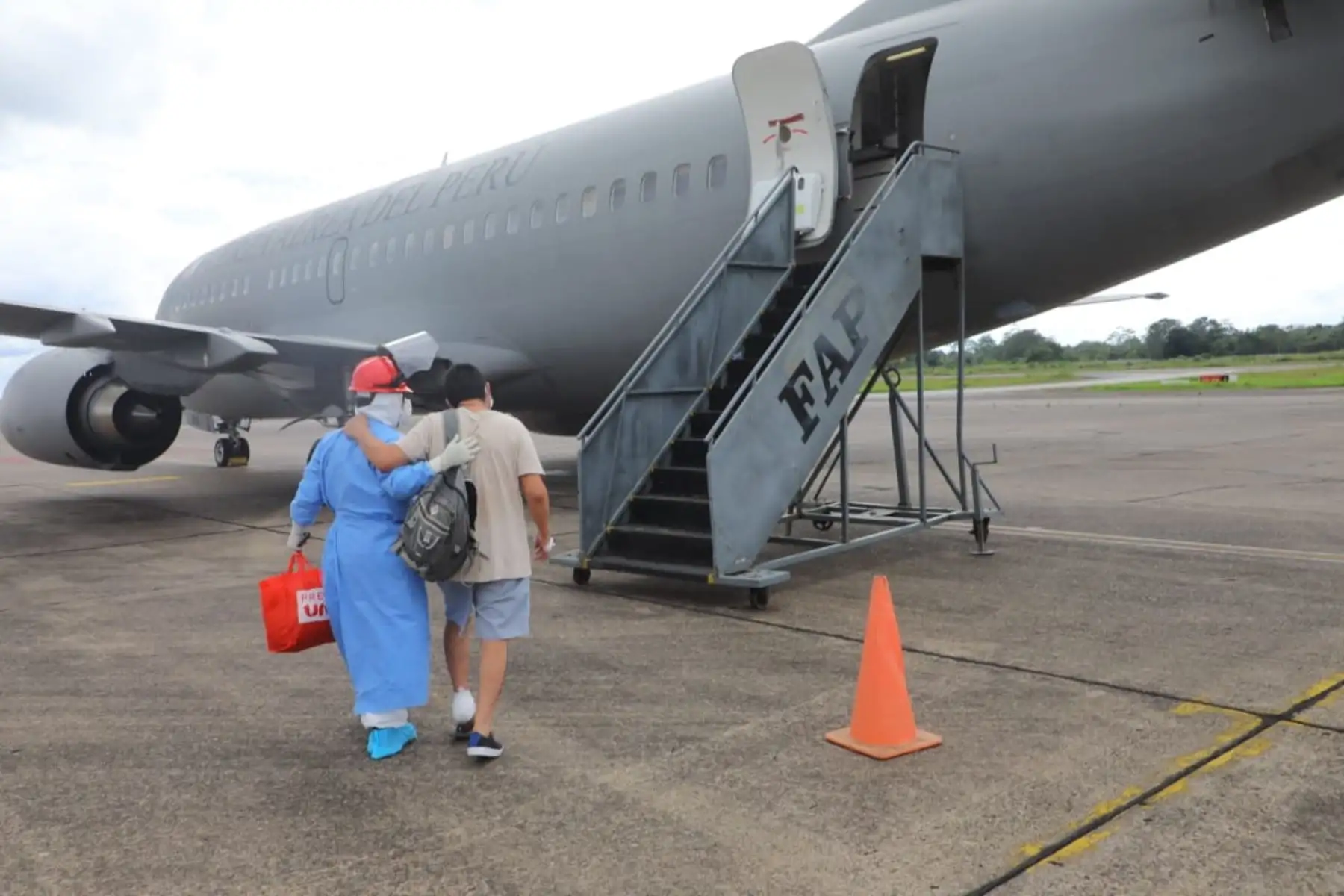 El gobierno traslada en el avión presidencial a 16 pacientes con COVID19 a Lima desde Iquitos, entre civiles y personal de salud, para que reciban la atención adecuada en el Hospital de Ate o en la Villa Panamericana. Foto: ANDINA/PCM