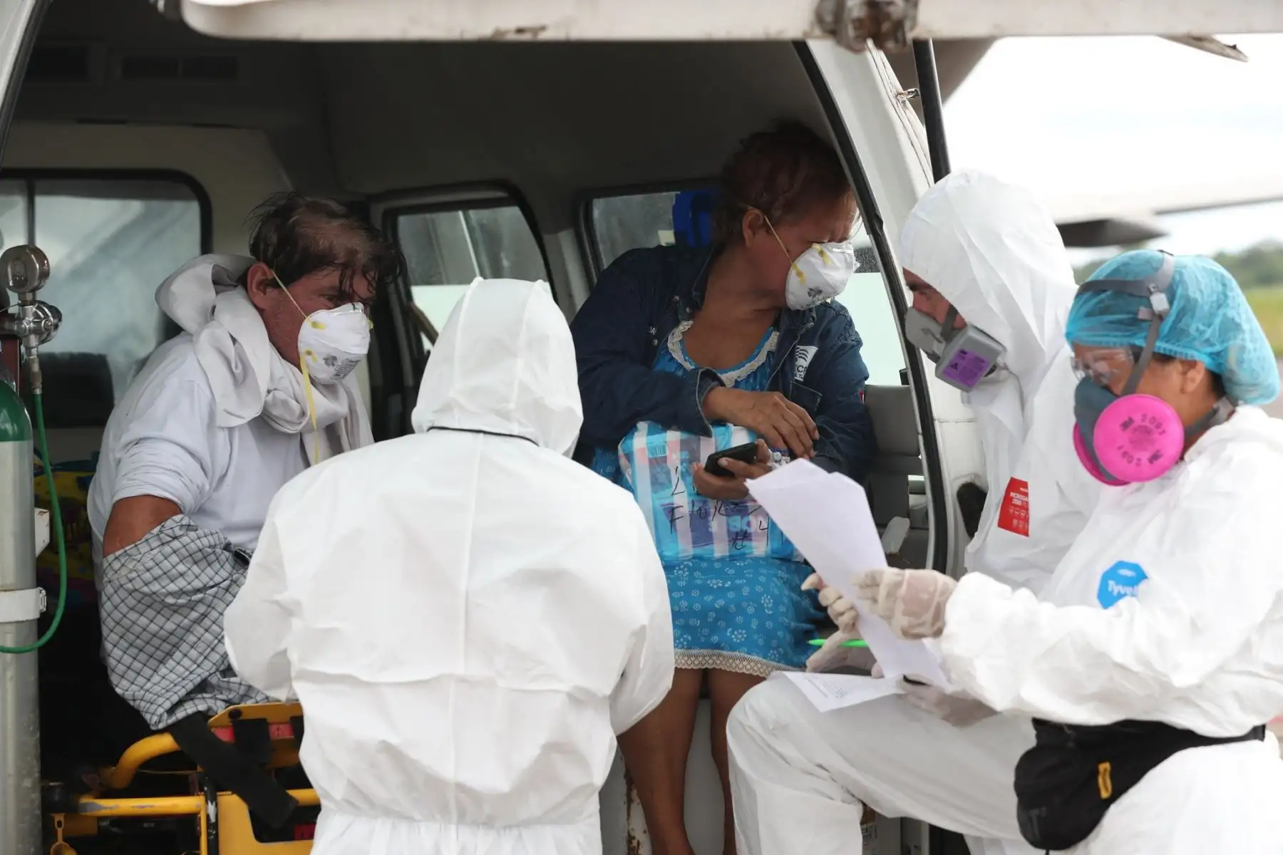 El gobierno traslada en el avión presidencial a 16 pacientes con COVID19 a Lima desde Iquitos, entre civiles y personal de salud, para que reciban la atención adecuada en el Hospital de Ate o en la Villa Panamericana. Foto: ANDINA/PCM