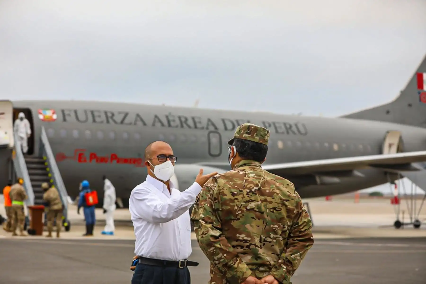 El ministro de Salud, Víctor Zamora, recibió hoy en la tarde a diez pacientes Covid-19, que fueron trasladados vía área de Loreto a Lima para cumplir con la cuarentena y recibir atención oportuna en la ciudad de Lima, siendo su destino la Villa Panamericana. Foto: ANDINA/Minsa