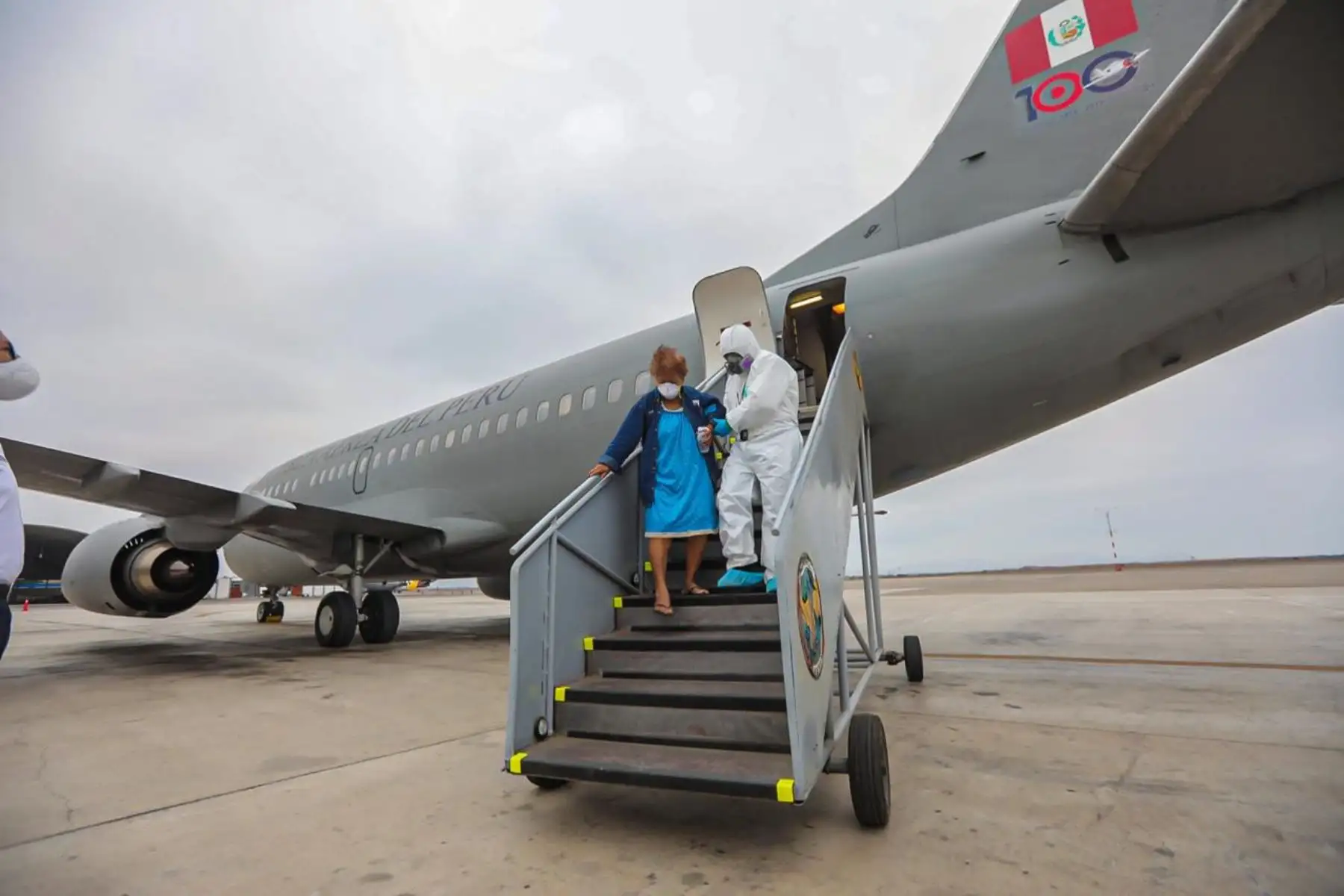 El ministro de Salud, Víctor Zamora, recibió hoy en la tarde a diez pacientes Covid-19, que fueron trasladados vía área de Loreto a Lima para cumplir con la cuarentena y recibir atención oportuna en la ciudad de Lima, siendo su destino la Villa Panamericana. Foto: ANDINA/Minsa