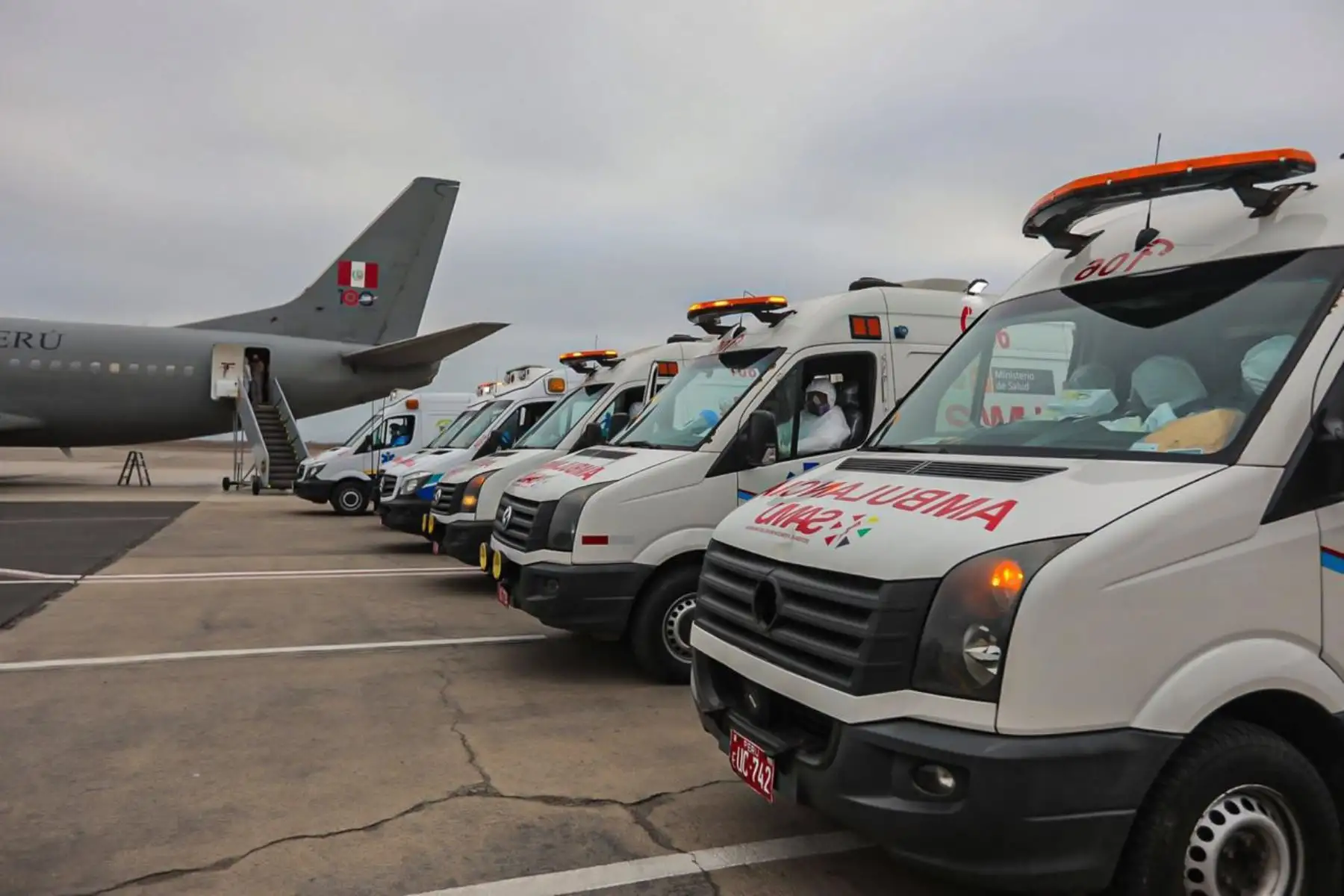 El ministro de Salud, Víctor Zamora, recibió hoy en la tarde a diez pacientes Covid-19, que fueron trasladados vía área de Loreto a Lima para cumplir con la cuarentena y recibir atención oportuna en la ciudad de Lima, siendo su destino la Villa Panamericana. Foto: ANDINA/Minsa