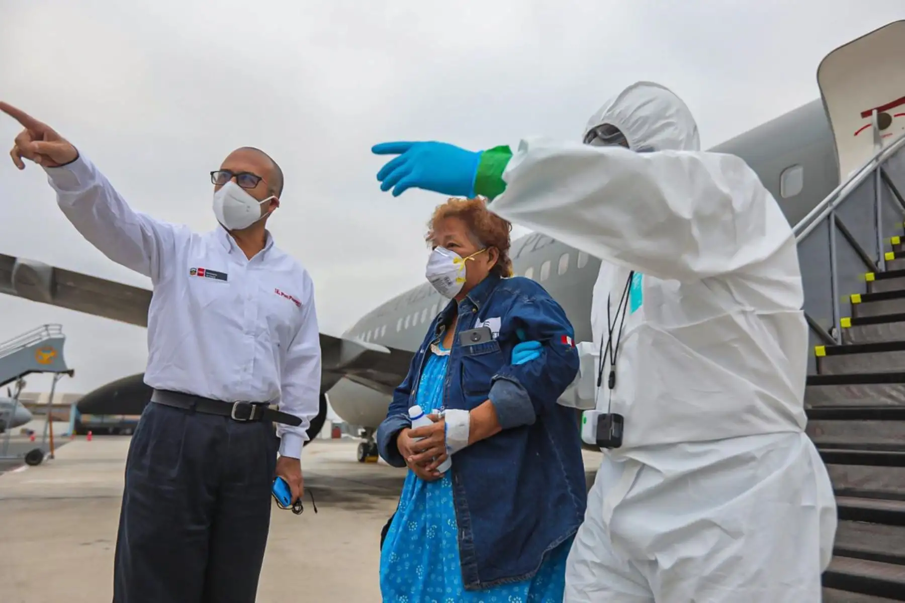 El ministro de Salud, Víctor Zamora, recibió hoy en la tarde a diez pacientes Covid-19, que fueron trasladados vía área de Loreto a Lima para cumplir con la cuarentena y recibir atención oportuna en la ciudad de Lima, siendo su destino la Villa Panamericana. Foto: ANDINA/Minsa