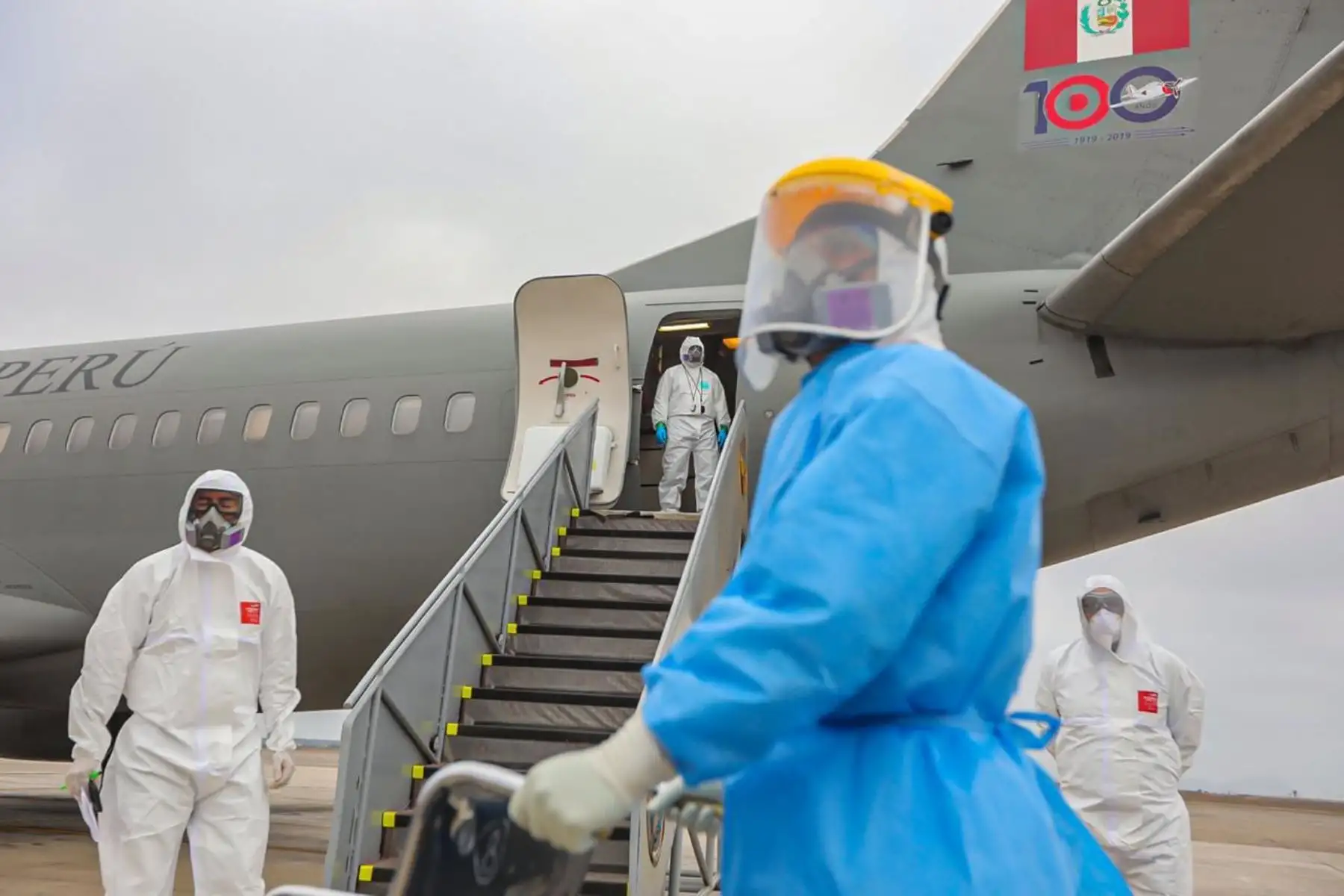 El ministro de Salud, Víctor Zamora, recibió hoy en la tarde a diez pacientes Covid-19, que fueron trasladados vía área de Loreto a Lima para cumplir con la cuarentena y recibir atención oportuna en la ciudad de Lima, siendo su destino la Villa Panamericana. Foto: ANDINA/Minsa