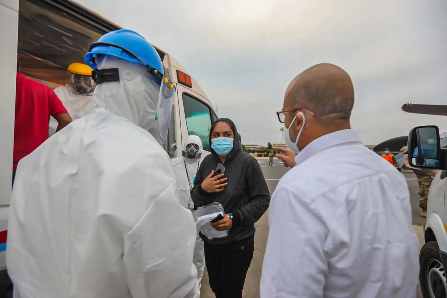 El ministro de Salud, Víctor Zamora, recibió hoy en la tarde a diez pacientes Covid-19, que fueron trasladados vía área de Loreto a Lima para cumplir con la cuarentena y recibir atención oportuna en la ciudad de Lima, siendo su destino la Villa Panamericana. Foto: ANDINA/Minsa