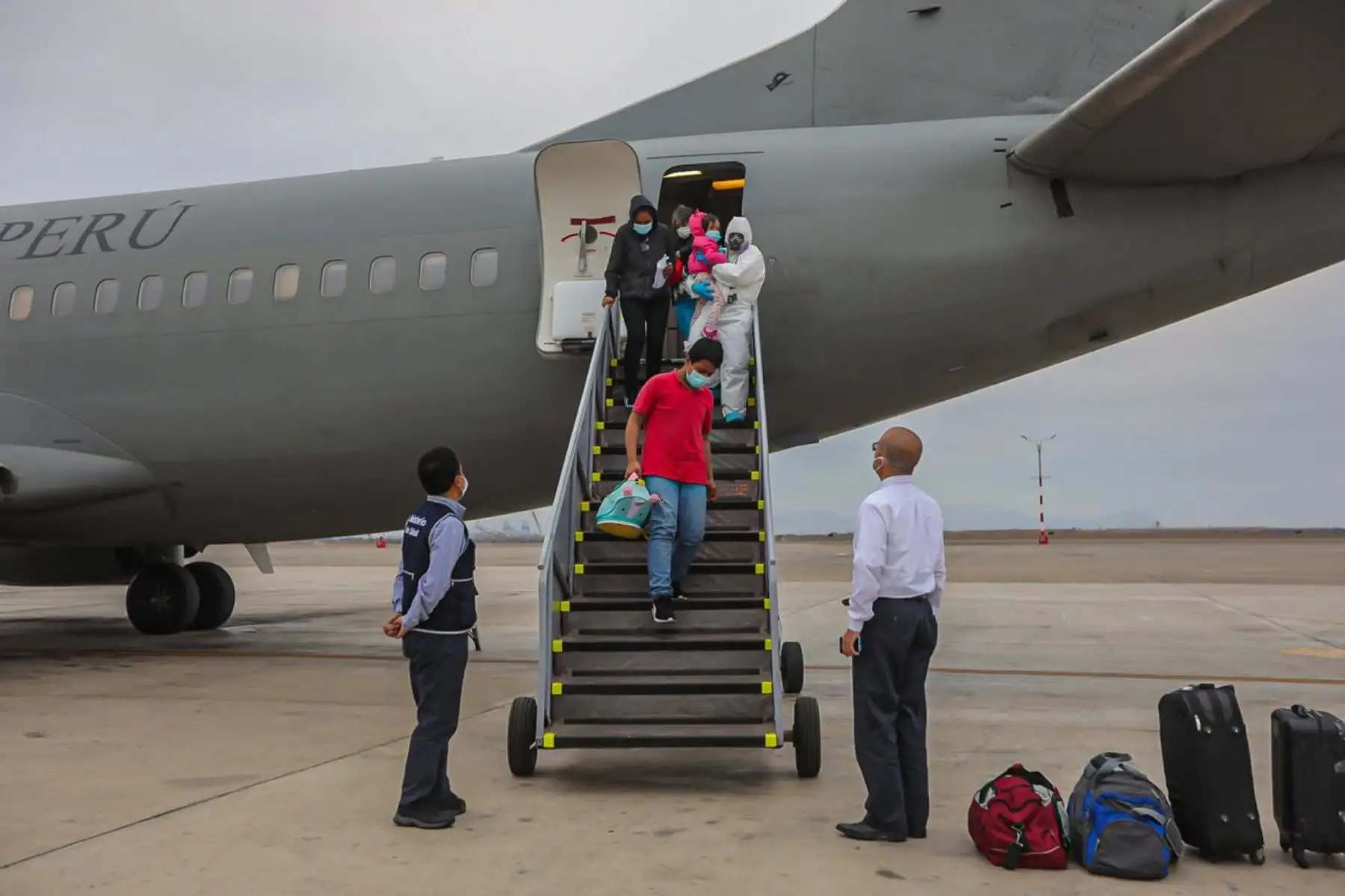 El ministro de Salud, Víctor Zamora, recibió hoy en la tarde a diez pacientes Covid-19, que fueron trasladados vía área de Loreto a Lima para cumplir con la cuarentena y recibir atención oportuna en la ciudad de Lima, siendo su destino la Villa Panamericana. Foto: ANDINA/Minsa