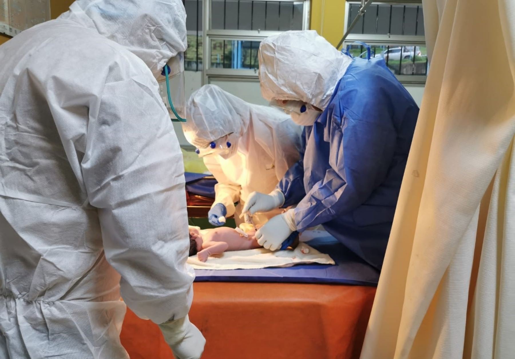 Médicos del Hospital de Huari, en Áncash, practican con éxito una cesárea a paciente con covid-19 y nace una hermosa bebé. ANDINA/Difusión