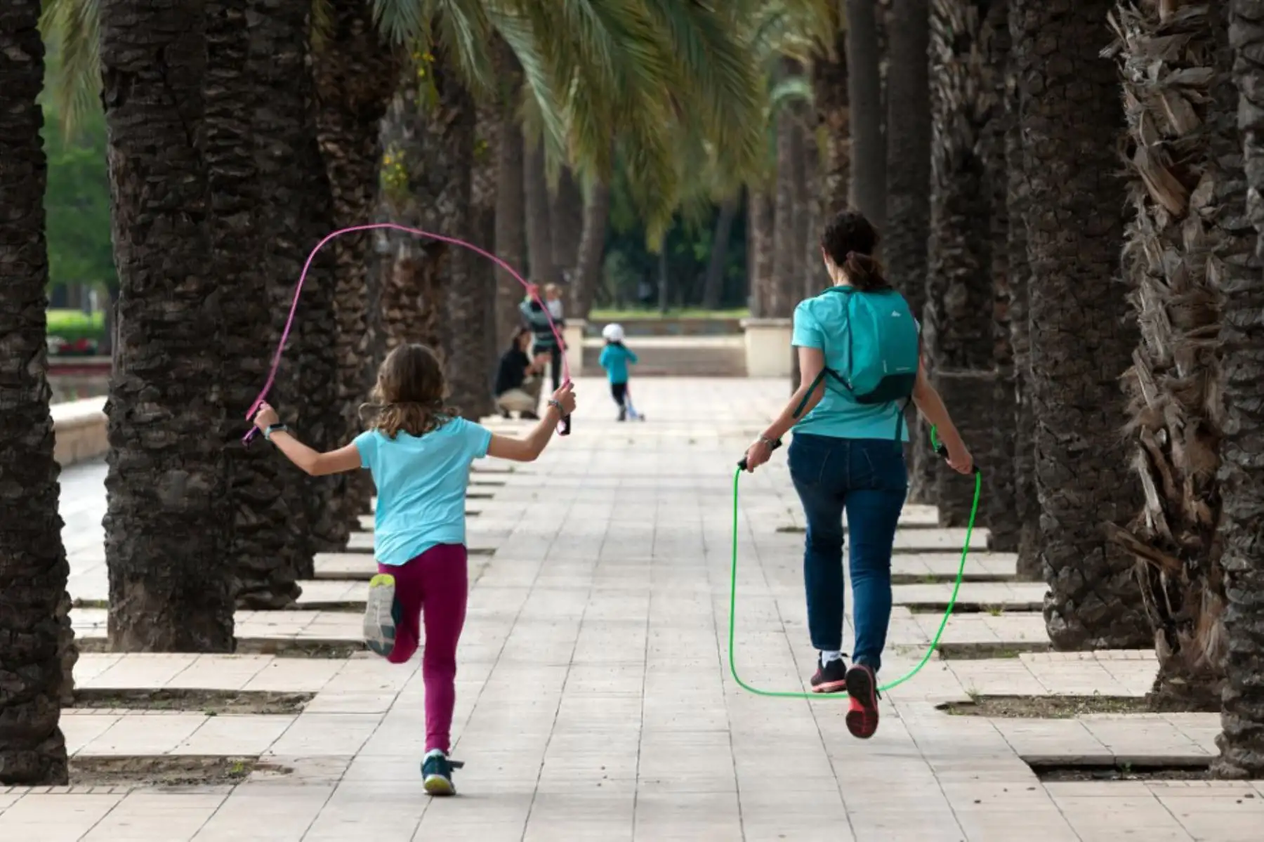 A través de una norma publicada en una edición extraordinaria del Diario Oficial El Peruano se dispone que los niños, niñas y adolescentes puedan salir de sus domicilios. Foto: AFP.