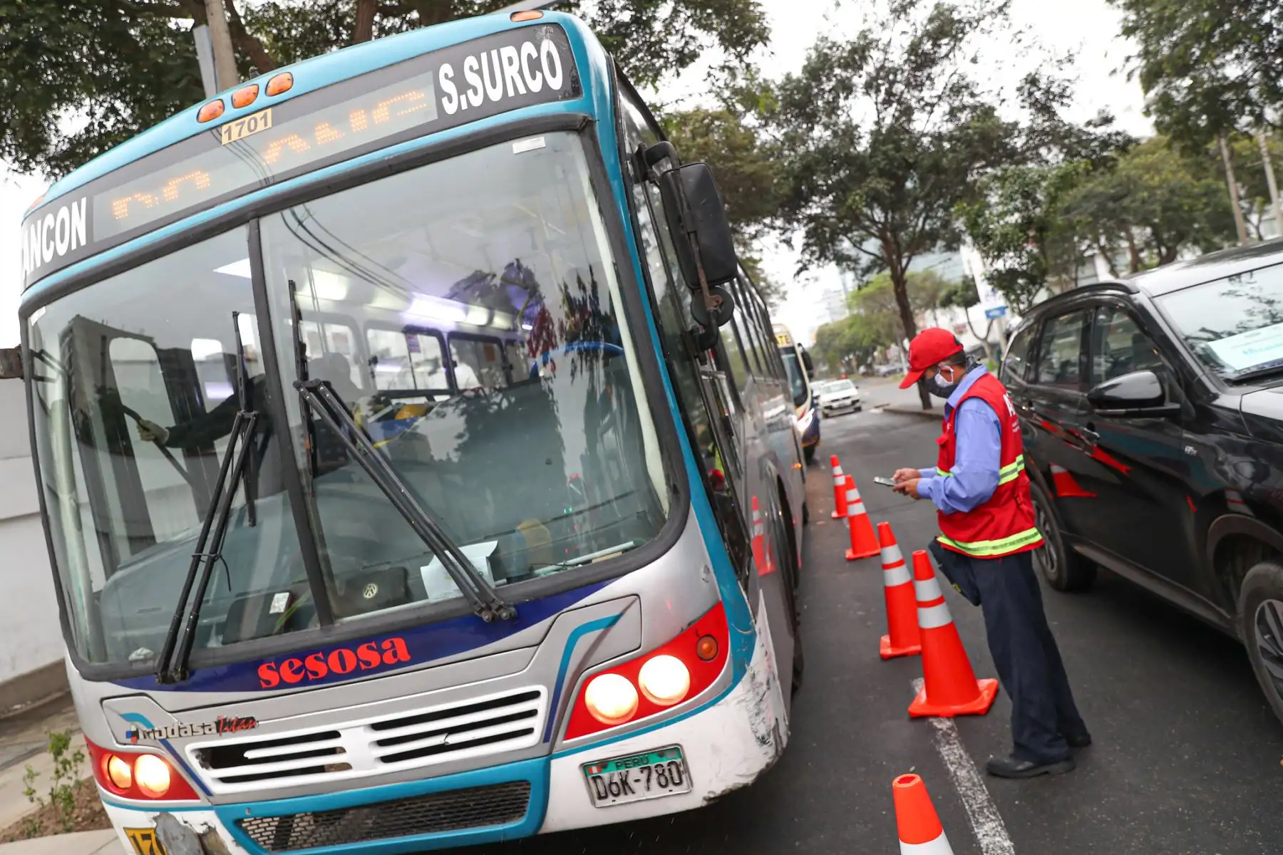 Ministro de Transportes y Comunicaciones Carlos Lozada lidera operativo de fiscalización que se realiza en el cruce de las avenidas Angamos y Arequipa.

Foto:MTC
