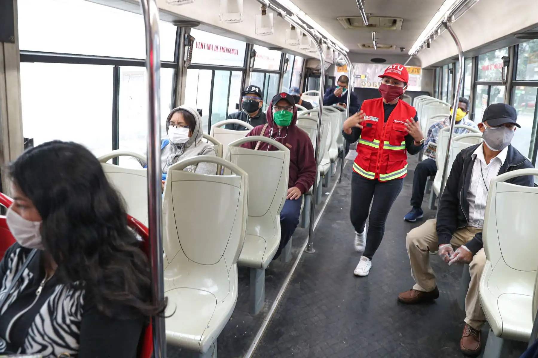 Ministro de Transportes y Comunicaciones Carlos Lozada lidera operativo de fiscalización que se realiza en el cruce de las avenidas Angamos y Arequipa.

Foto:MTC