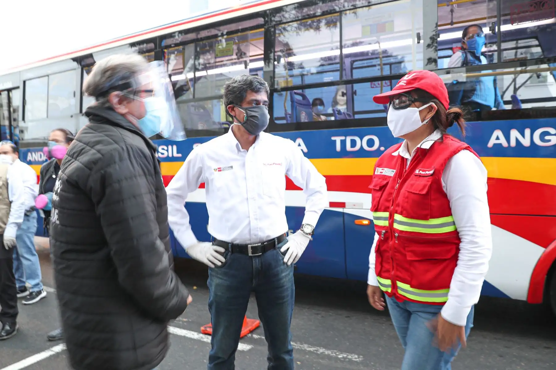 Ministro de Transportes y Comunicaciones Carlos Lozada lidera operativo de fiscalización que se realiza en el cruce de las avenidas Angamos y Arequipa.

Foto:MTC