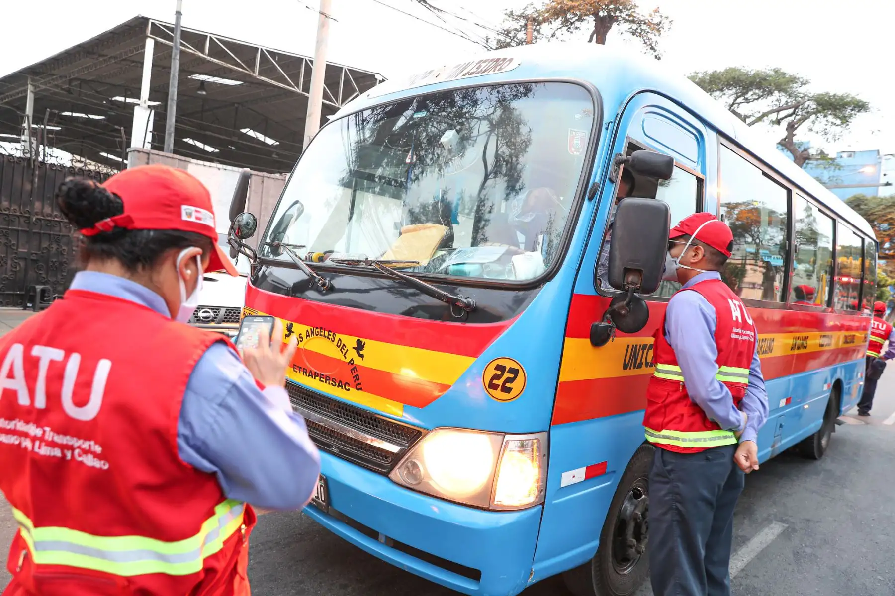 Ministro de Transportes y Comunicaciones Carlos Lozada lidera operativo de fiscalización que se realiza en el cruce de las avenidas Angamos y Arequipa.

Foto:MTC