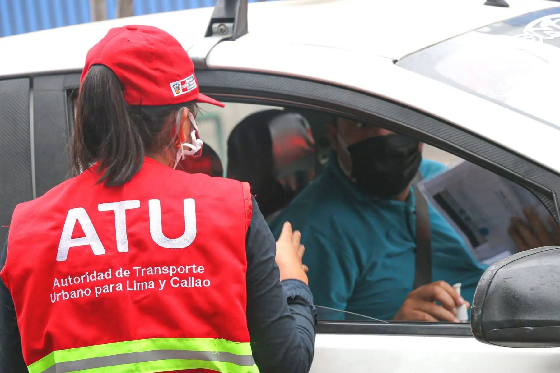 Ministro de Transportes y Comunicaciones Carlos Lozada lidera operativo de fiscalización que se realiza en el cruce de las avenidas Angamos y Arequipa.

Foto:MTC