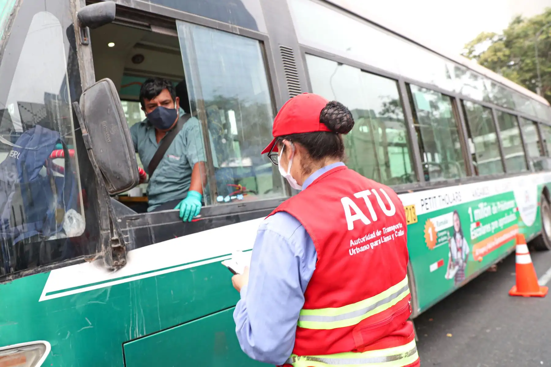Ministro de Transportes y Comunicaciones Carlos Lozada lidera operativo de fiscalización que se realiza en el cruce de las avenidas Angamos y Arequipa.

Foto:MTC
