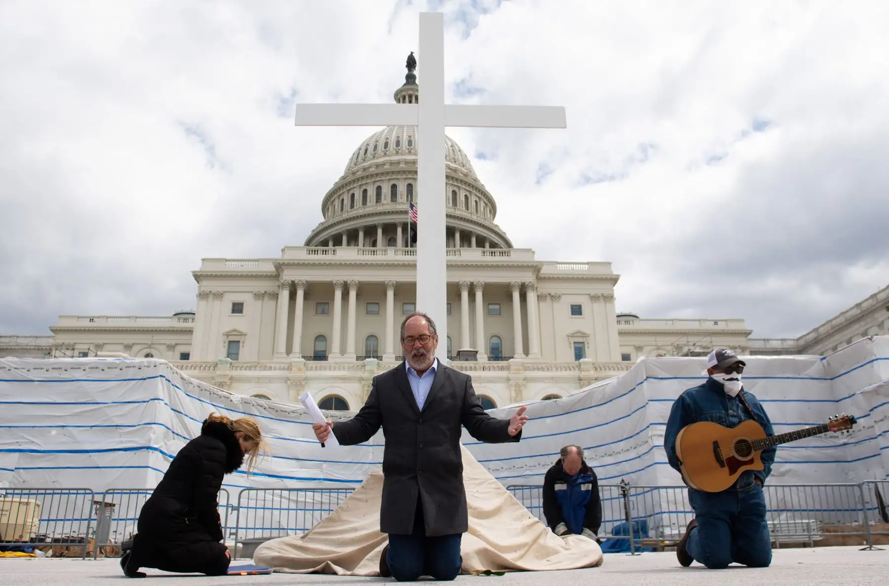 El reverendo Patrick Mahoney (C), director de la Christian Defense Coalition, dirige un grupo en oración mientras celebra un servicio de Viernes Santo antes de las vacaciones de Pascua fuera del Capitolio de los Estados Unidos en Washington. Foto: AFP