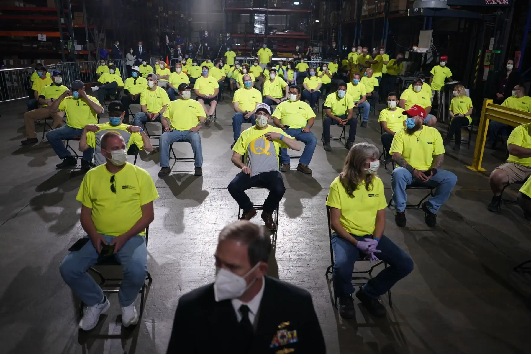 Los trabajadores de un centro de distribución de suministros médicos de Owens & Minor, Inc. en Allentown, Pensilvania, esperan al presidente de los Estados Unidos, Donald Trump. Foto: AFP