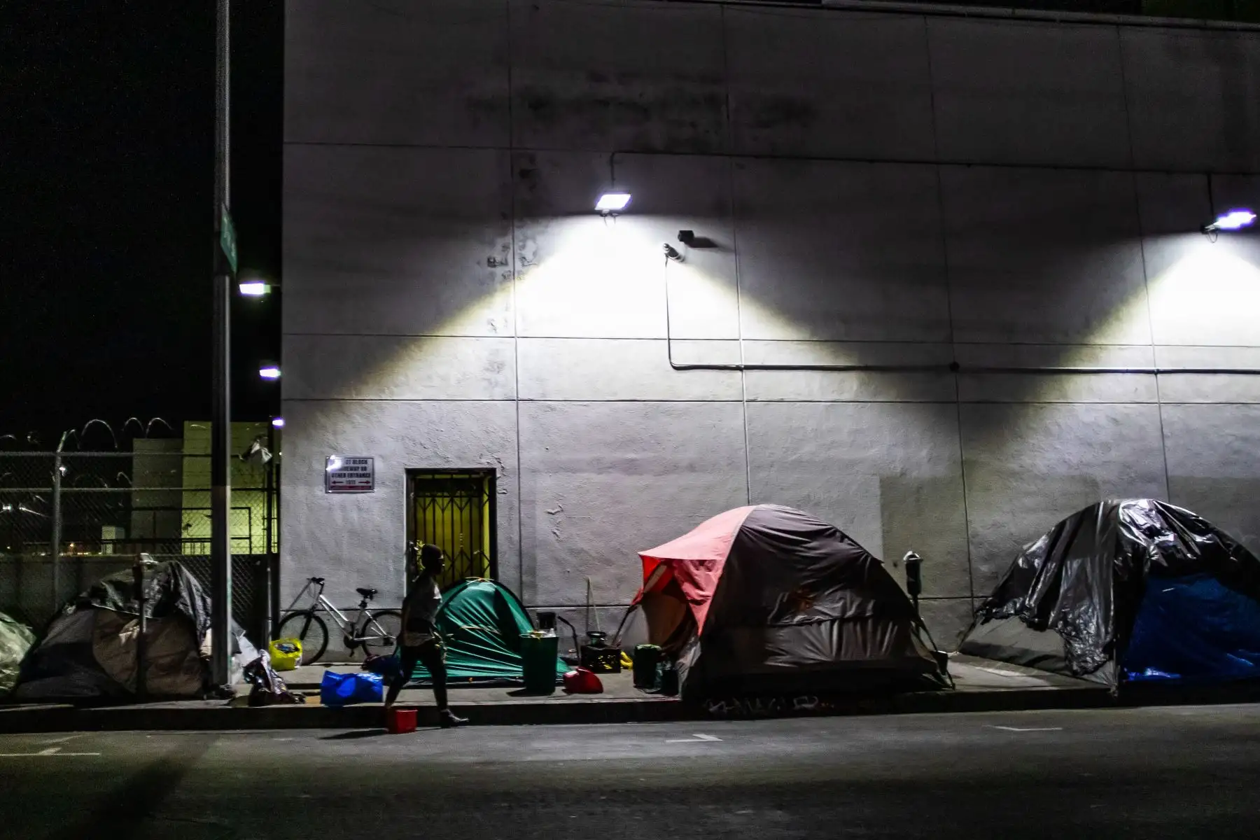 Un hombre sin hogar es visto entre tiendas de campaña en la calle de Skid Row durante la pandemia de coronavirus COVID-19 en Los Ángeles, California. Foto: AFP