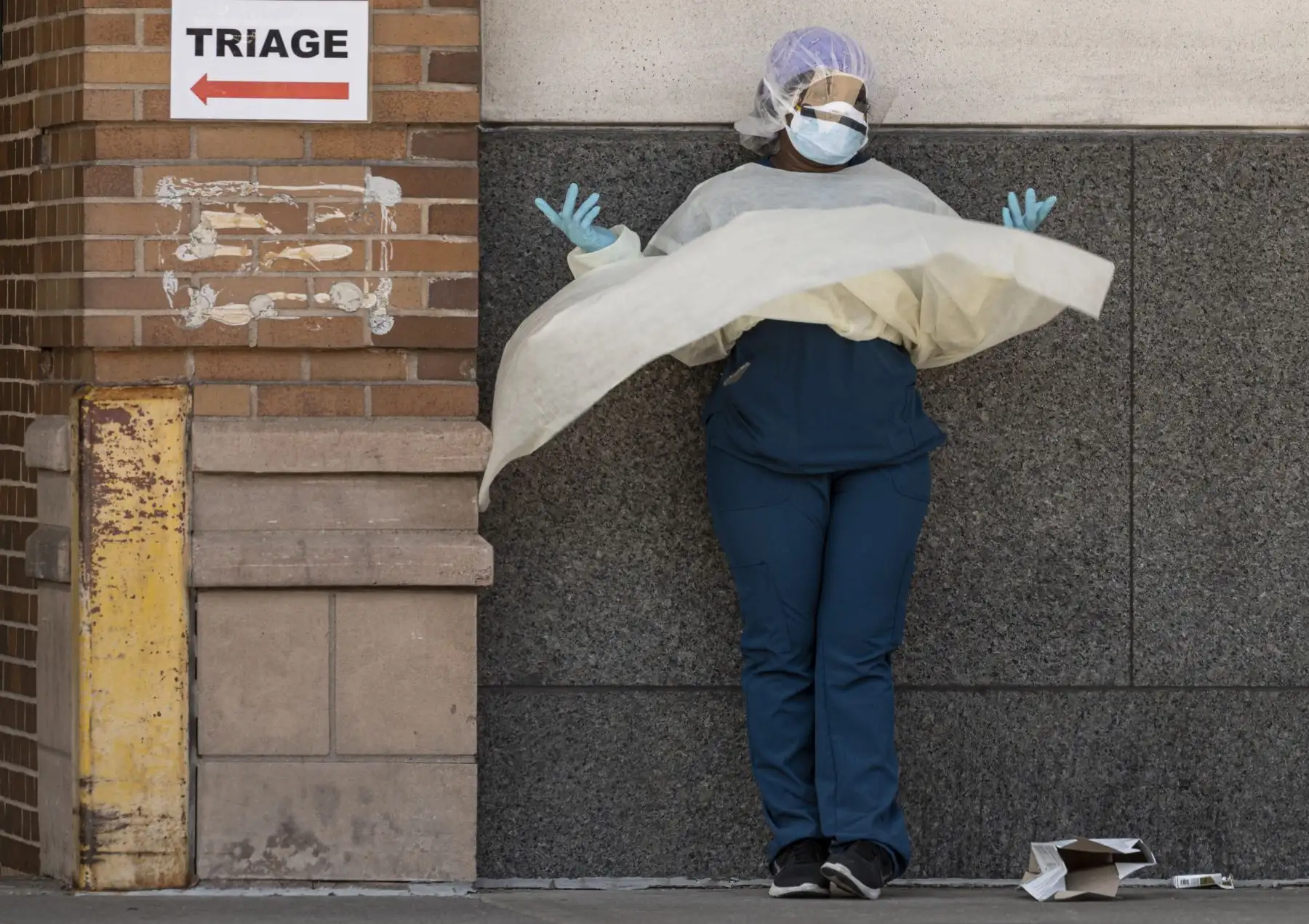 Una trabajadora médica hace una llamada telefónica durante su descanso fuera de un área especial de enfermedad COVID-19 en el Centro Médico Maimonides. Foto: AFP