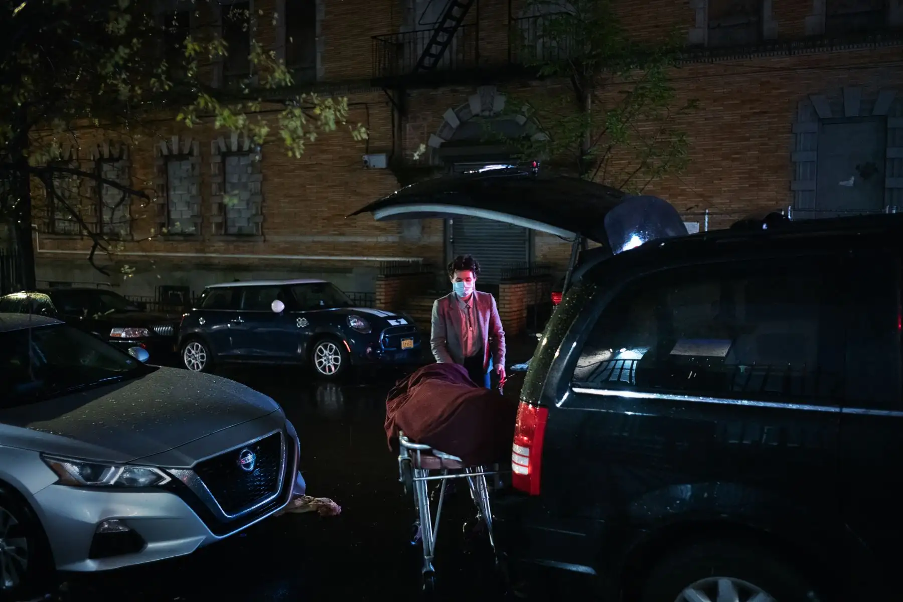 Lily Sage Weinrieb transfiere restos a su funeraria en Harlem el 30 de abril de 2020 en la ciudad de Nueva York. Foto: AFP