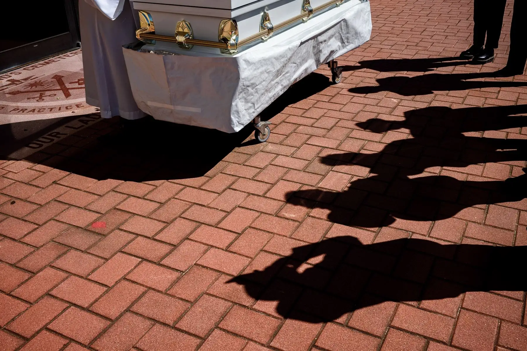 Lily Sage Weinrieb asiste al entierro de Aida Ramos en el cementerio nuevo de St. Raymond en el Bronx, debido a la pandemia, solo cinco personas pueden asistir. Foto: AFP