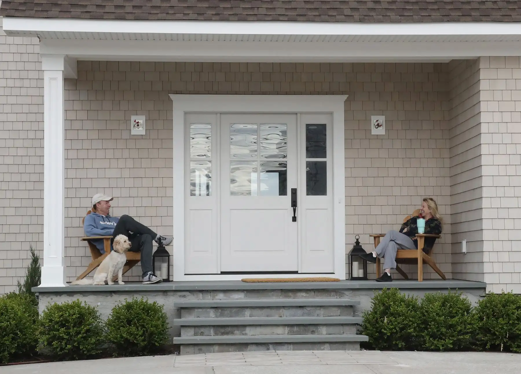 La familia MacDonald practica el distanciamiento social el 18 de mayo de 2020 en Point Lookout, Nueva York. Foto: AFP