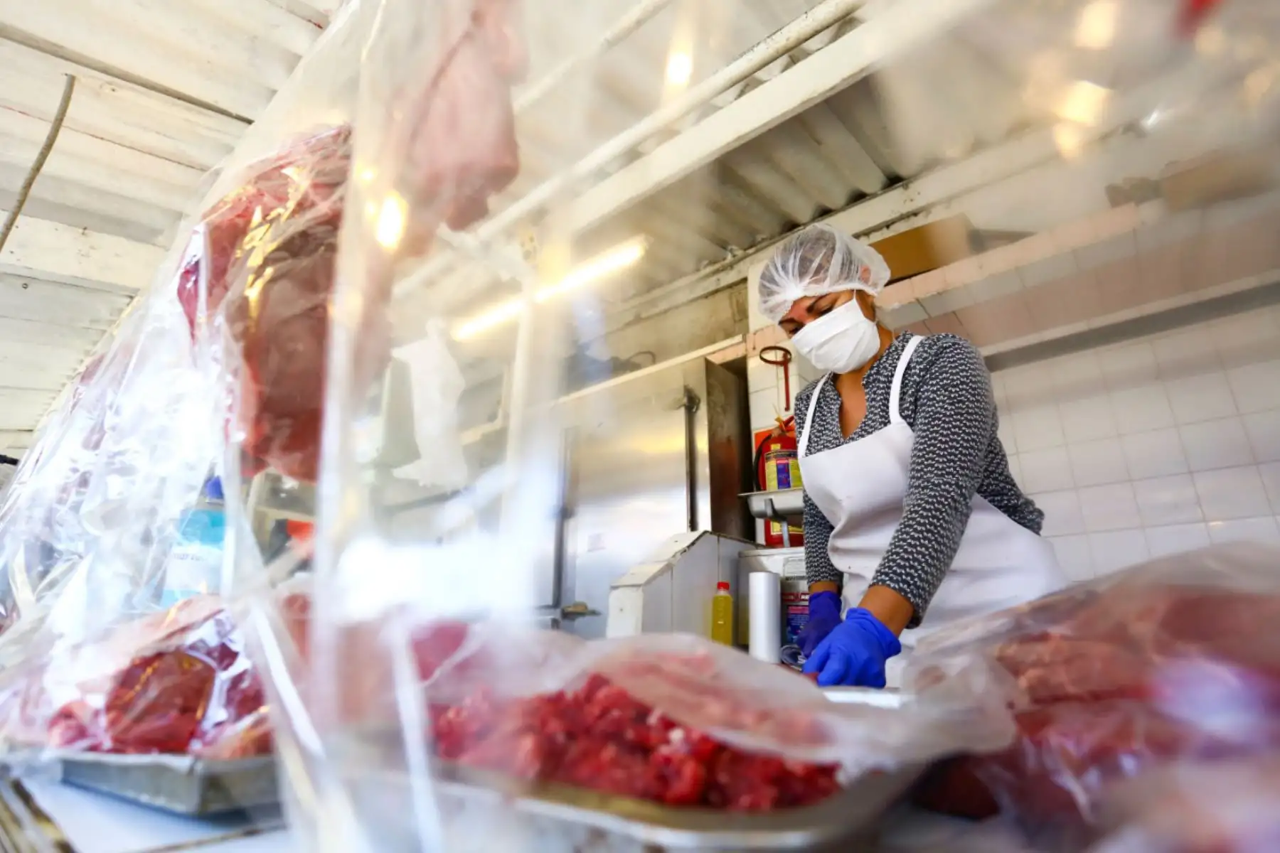 Comerciantes respetan protocolo y realizan medidas de prevención que protejan salud de compradores. Aquí ejemplos de mercados que van adaptándose en nuestra capital. 
Foto:Minagri
