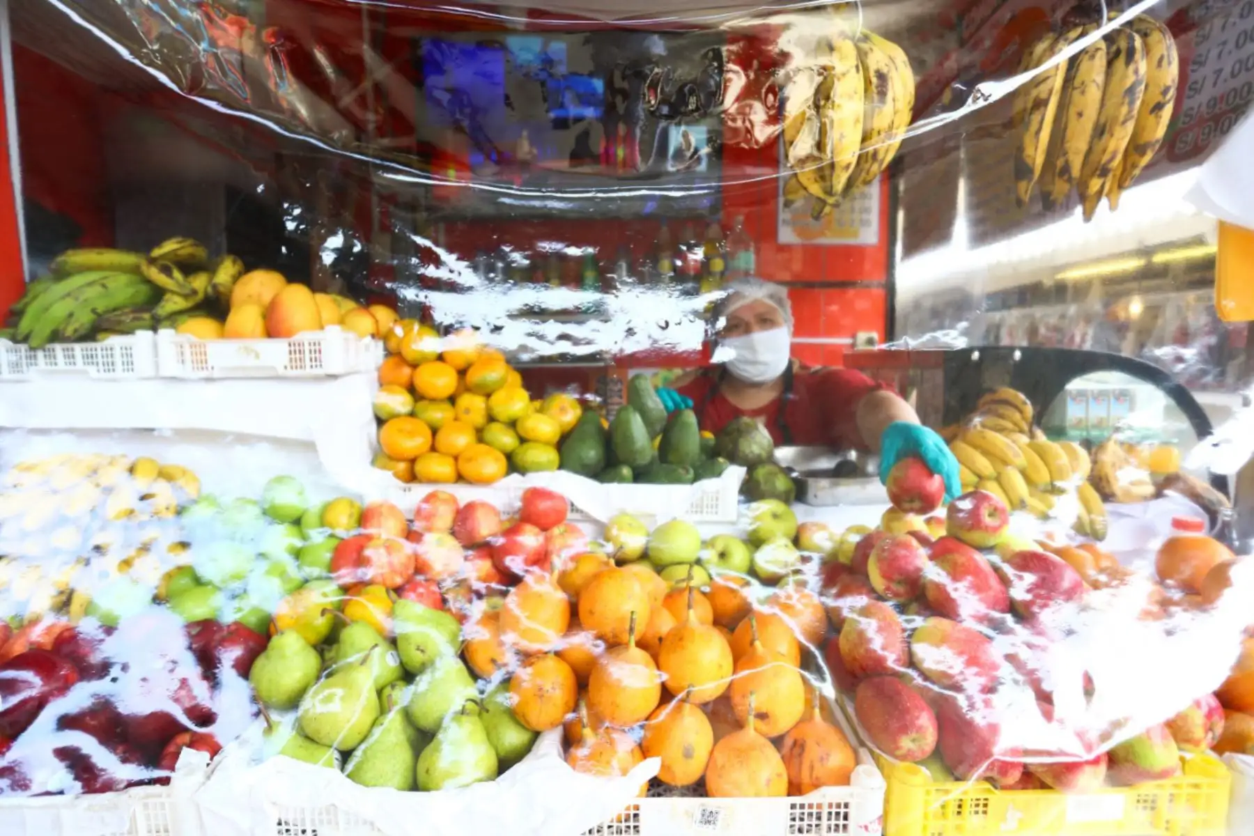 Comerciantes respetan protocolo y realizan medidas de prevención que protejan salud de compradores. Aquí ejemplos de mercados que van adaptándose en nuestra capital. 
Foto:Minagri