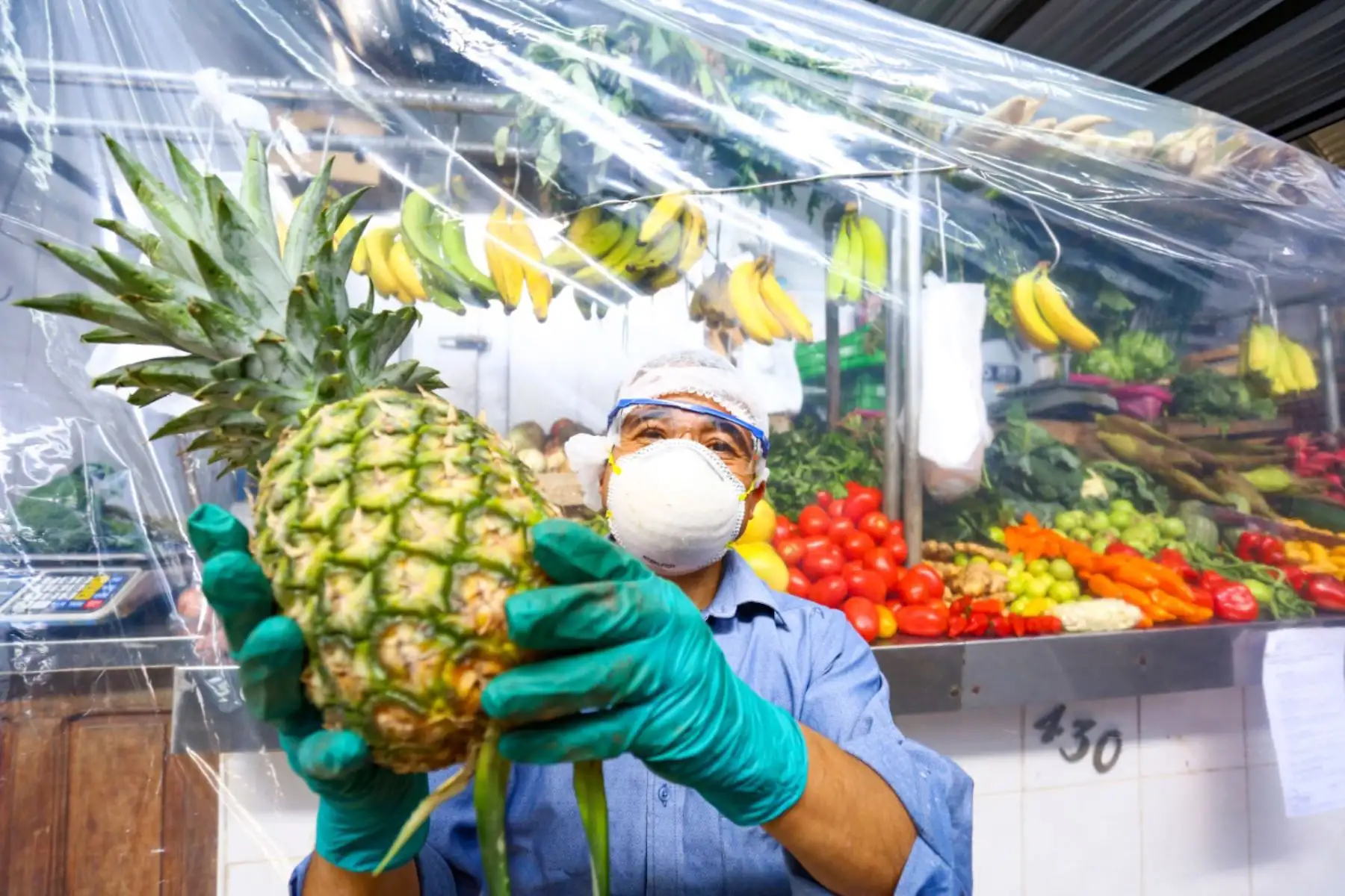 Comerciantes respetan protocolo y realizan medidas de prevención que protejan salud de compradores. Aquí ejemplos de mercados que van adaptándose en nuestra capital. 
Foto:Minagri