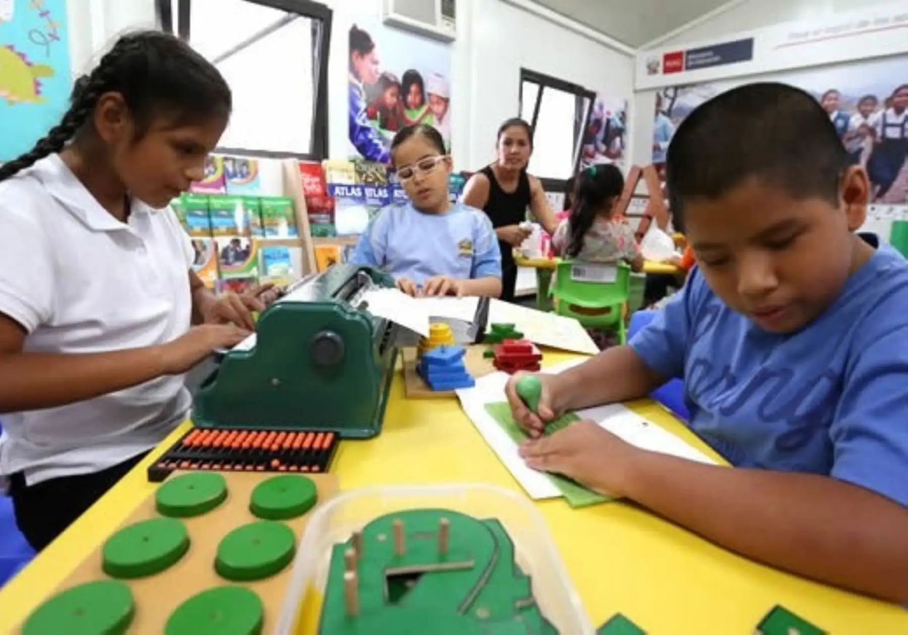 Estudiantes de educación básica especial de la región La Libertad reciben sus clases por canal local.