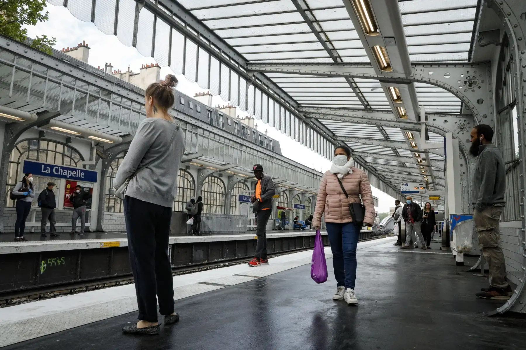 La gente mantiene el distanciamiento social mientras esperan el tren en la estación de metro La Chapelle. Foto: AFP