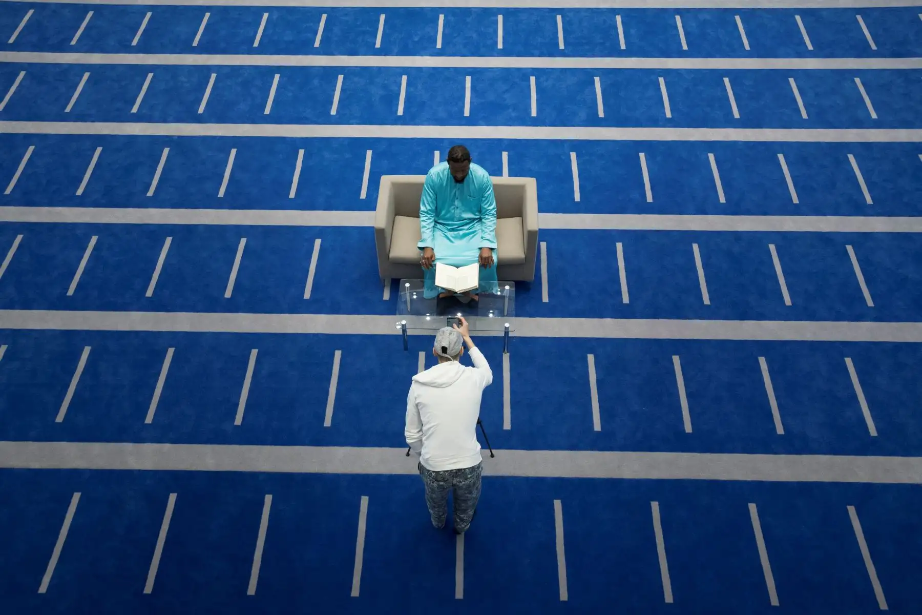 Barry Souleymane lee las suras del Corán filmadas por teléfono y transmitidas en vivo en la Mezquita An Nour en Mulhouse, este de Francia. Foto: AFP