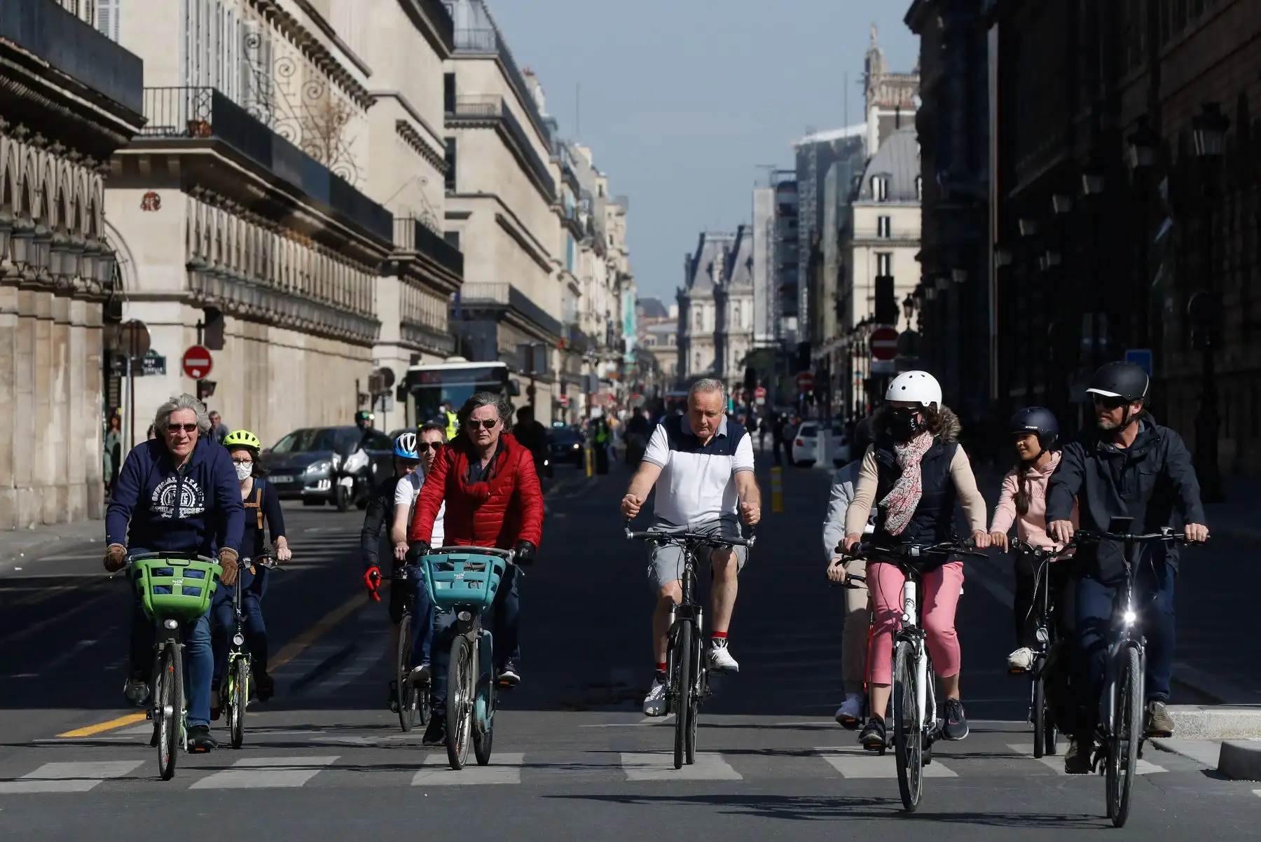 Los ciclistas montan en la rue de Rivoli en París. Foto: AFP