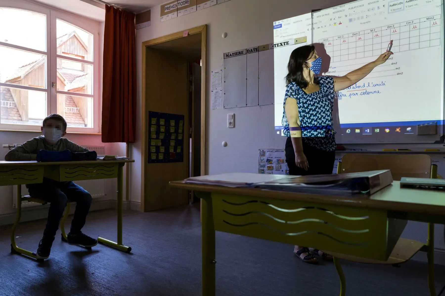 Un maestro da una lección en la escuela primaria Cour de Lorraine en Mulhouse, este de Francia. Foto: AFP