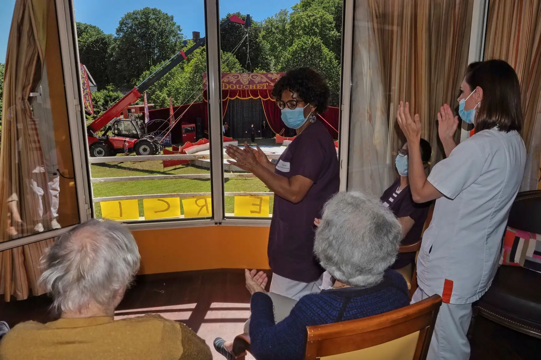 Los residentes de una casa de retiro y enfermeras asisten a un espectáculo de artistas del circo de Zavatta que llegaron a actuar exclusivamente para ellos. Foto: AFP