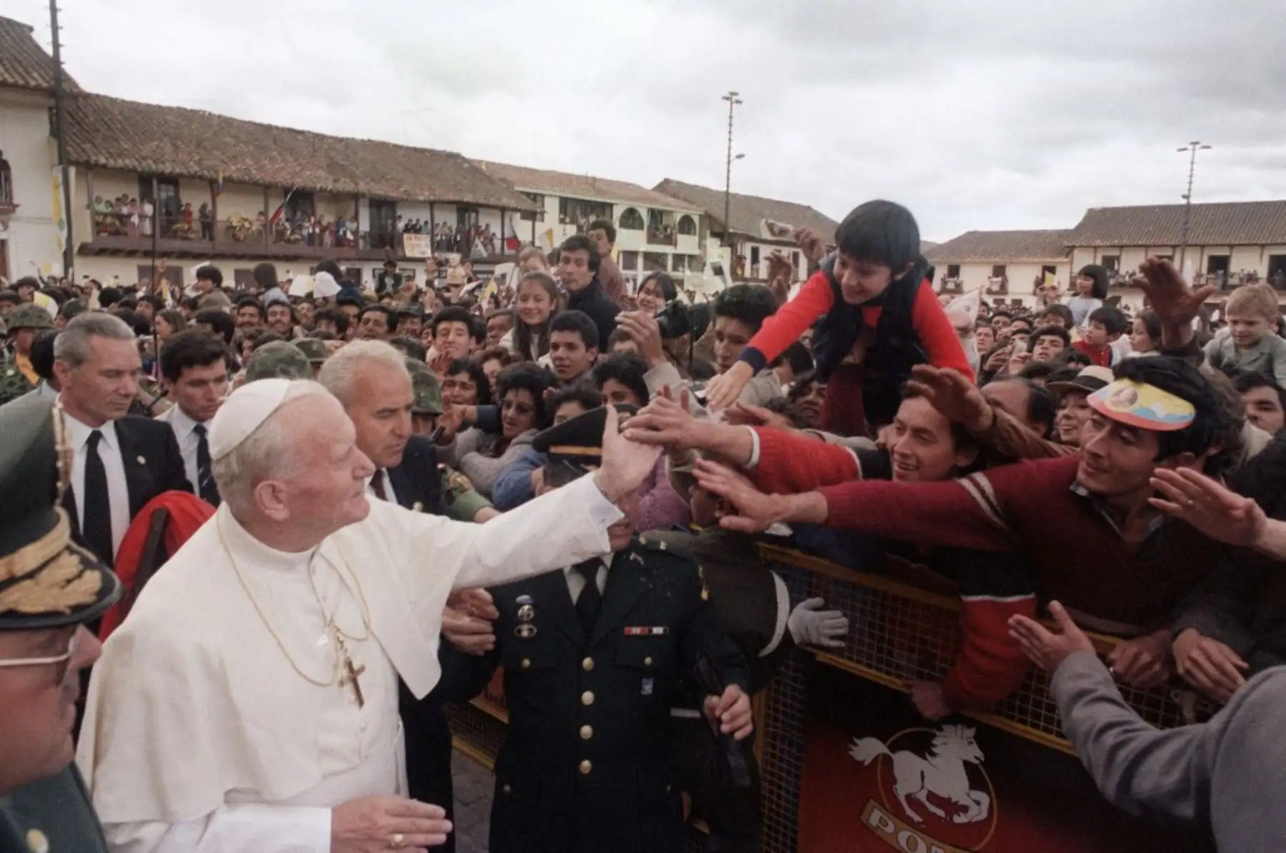 El Papa Juan Pablo II se da la mano con fieles vítores el 03 de julio de 1986 en su camino a la Basílica de Chiquinquira durante su visita pastoral a Colombia.
Foto: AFP