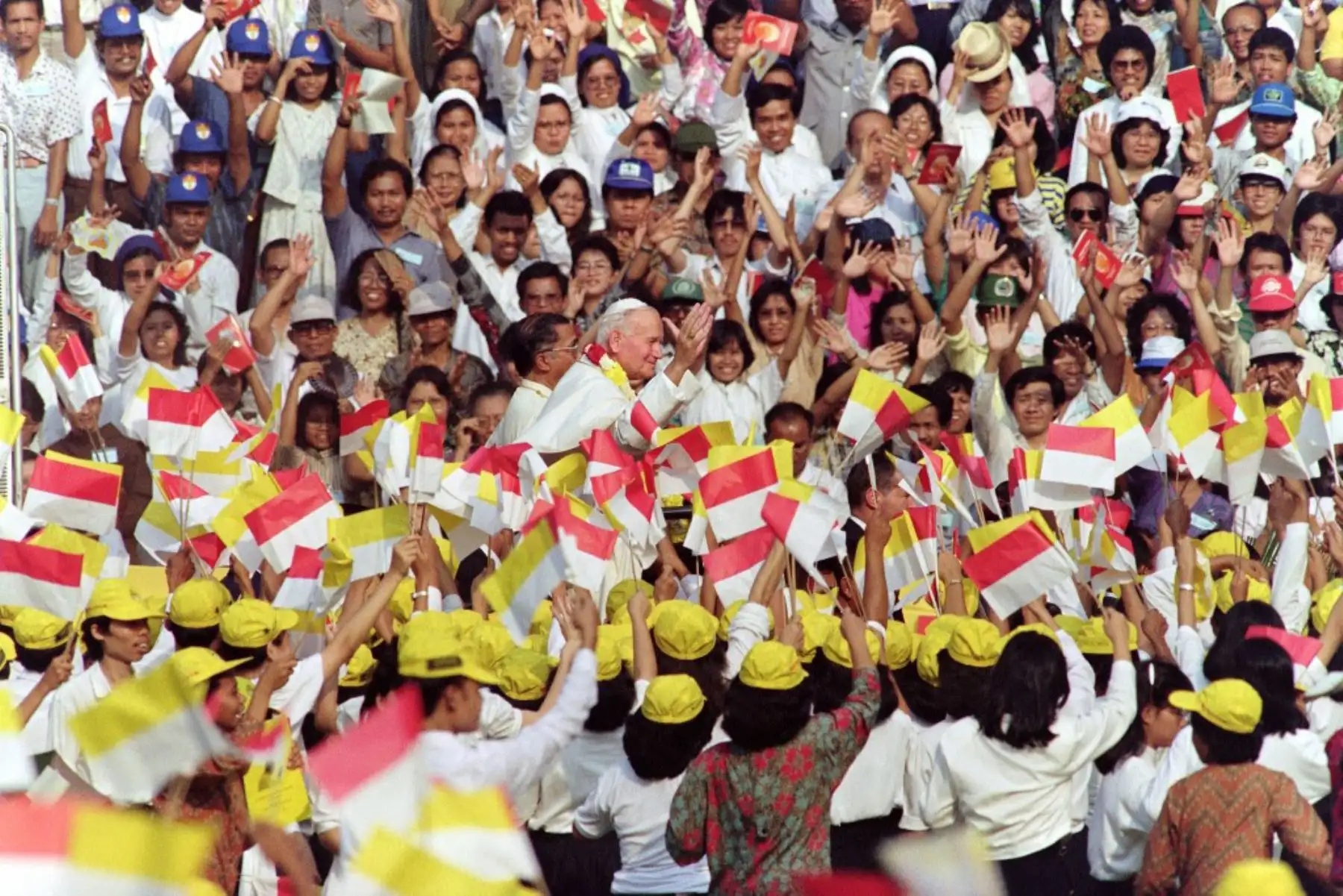 El Papa Juan Pablo II es aclamado por una multitud que anima el 10 de octubre de 1989 en Yakarta. El pontífice visitó Corea del Sur, Indonesia y Mauricio . Fue su 44ª visita pastoral internacional.
Foto: AFP