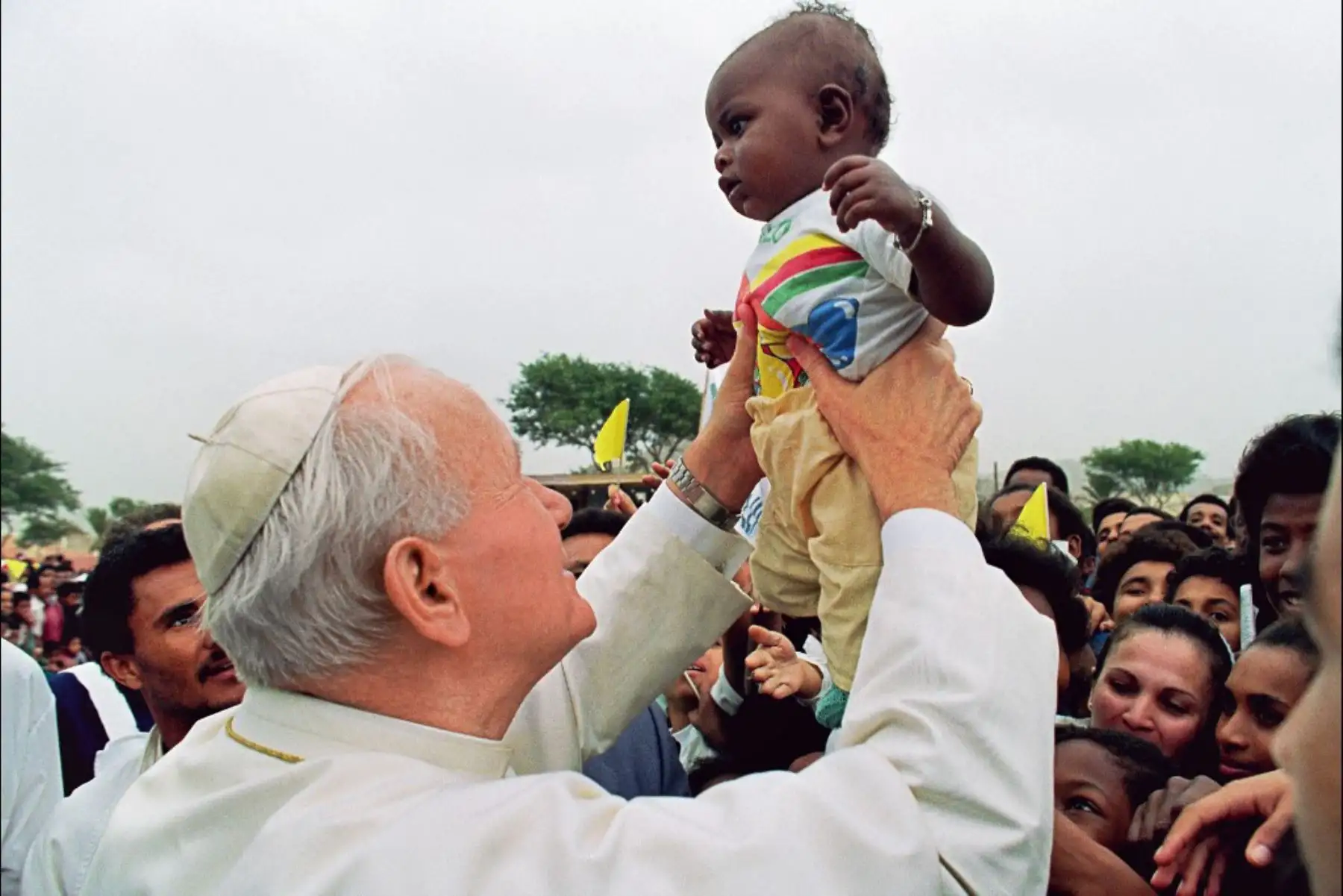 El Papa Juan Pablo II sostiene a un bebé antes de una "ceremonia del mundo" el 26 de enero de 1990 en el estadio Fouthina de la isla Midelo S. Vincente en el segundo día de su viaje a esta nación del archipiélago de África Occidental .
Foto: AFP