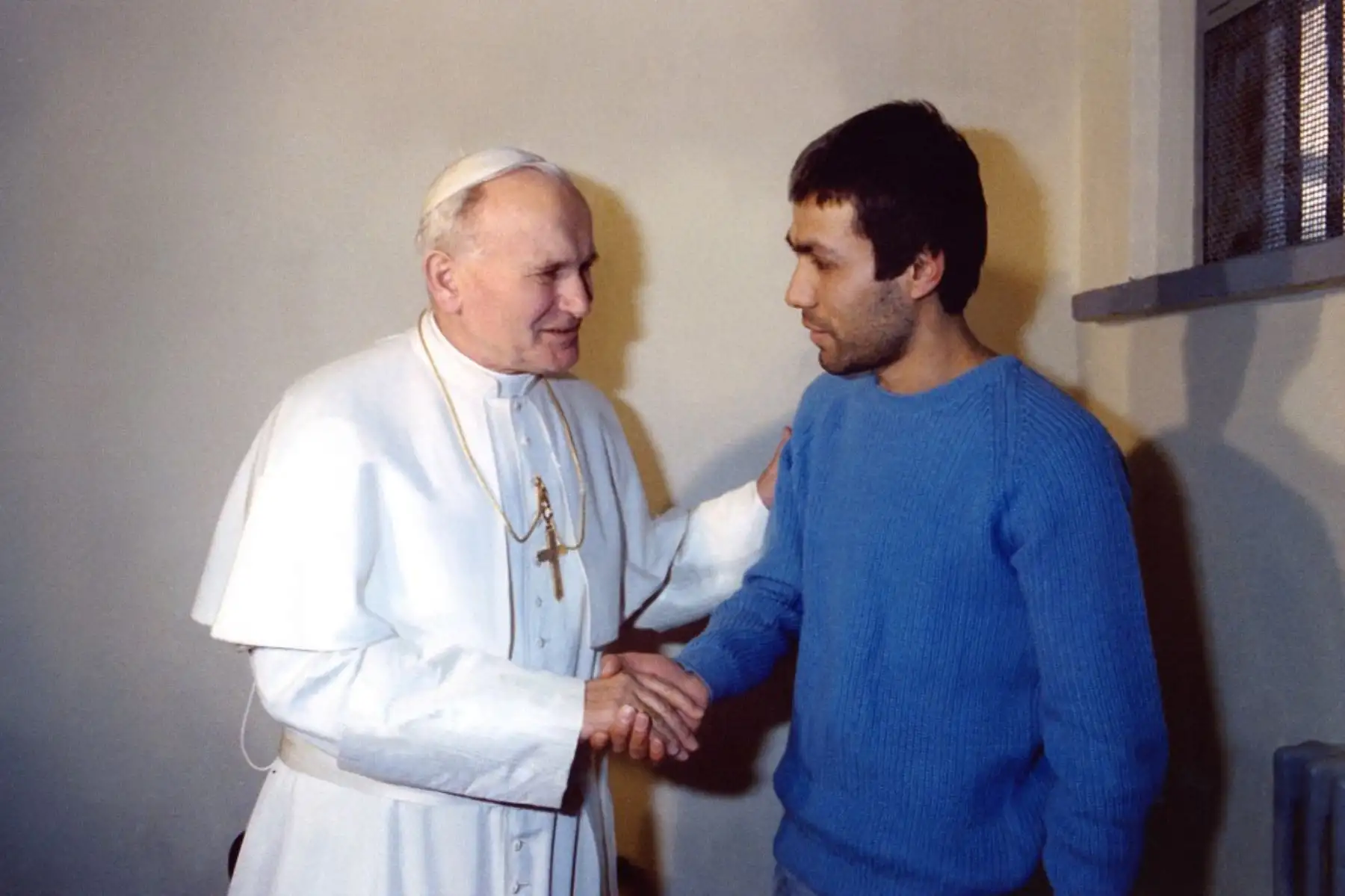 El Papa Juan Pablo II saluda a Mehmet Ali Agca en la prisión de Rebibbia el 27 de diciembre de 1983 en Roma. Agca intentó matar al papa Juan Pablo II el 13 de mayo de 1981. Fue arrestado y pasó casi tres décadas en prisión por su crimen.
Foto: AFP