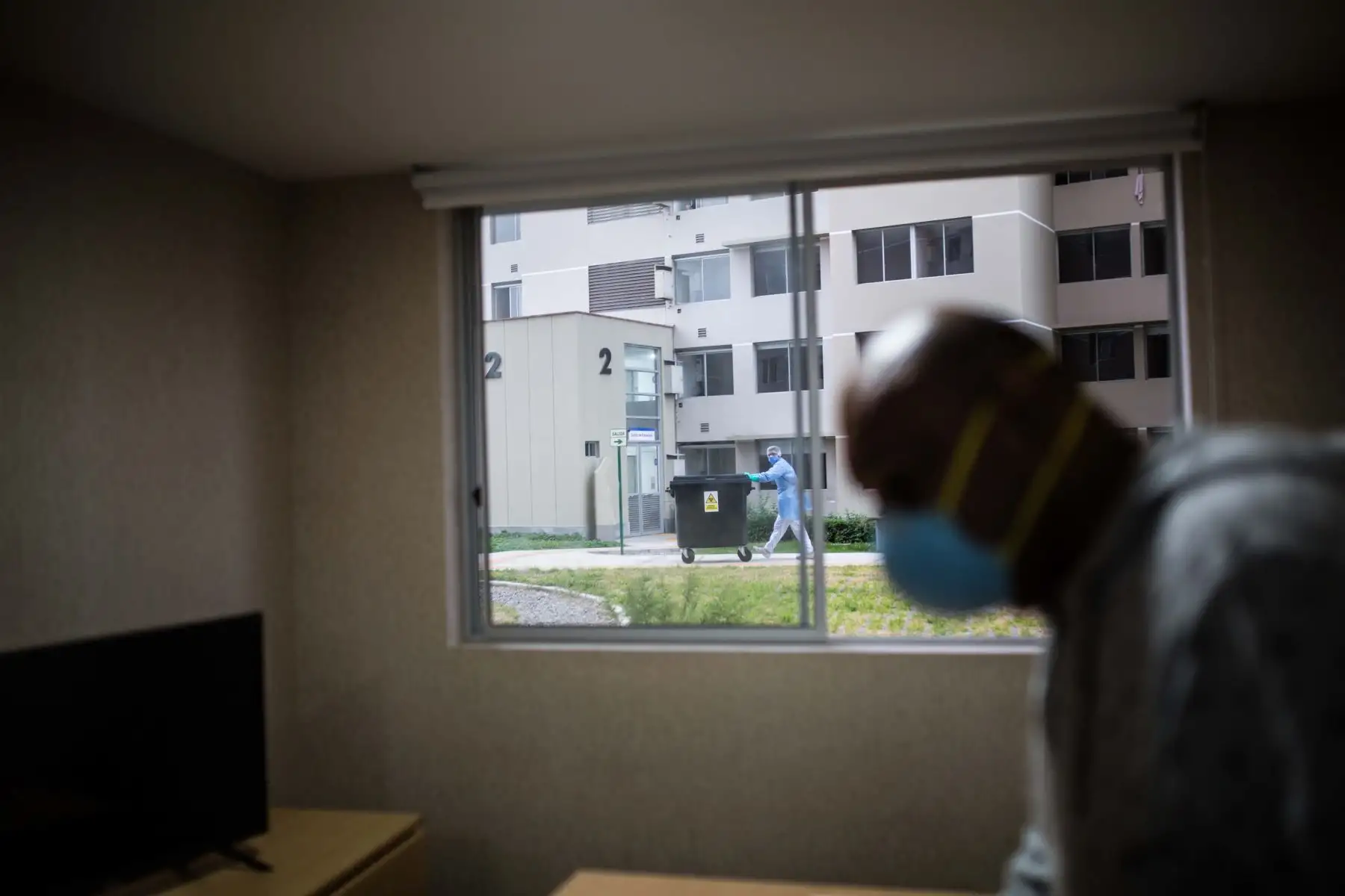 La fotografía muestra a un paciente de coronavirus en su habitación del complejo residencial de la Villa Panamericana, habilitado para alojar a casos positivos de coronavirus, en Lima. Foto: EFE