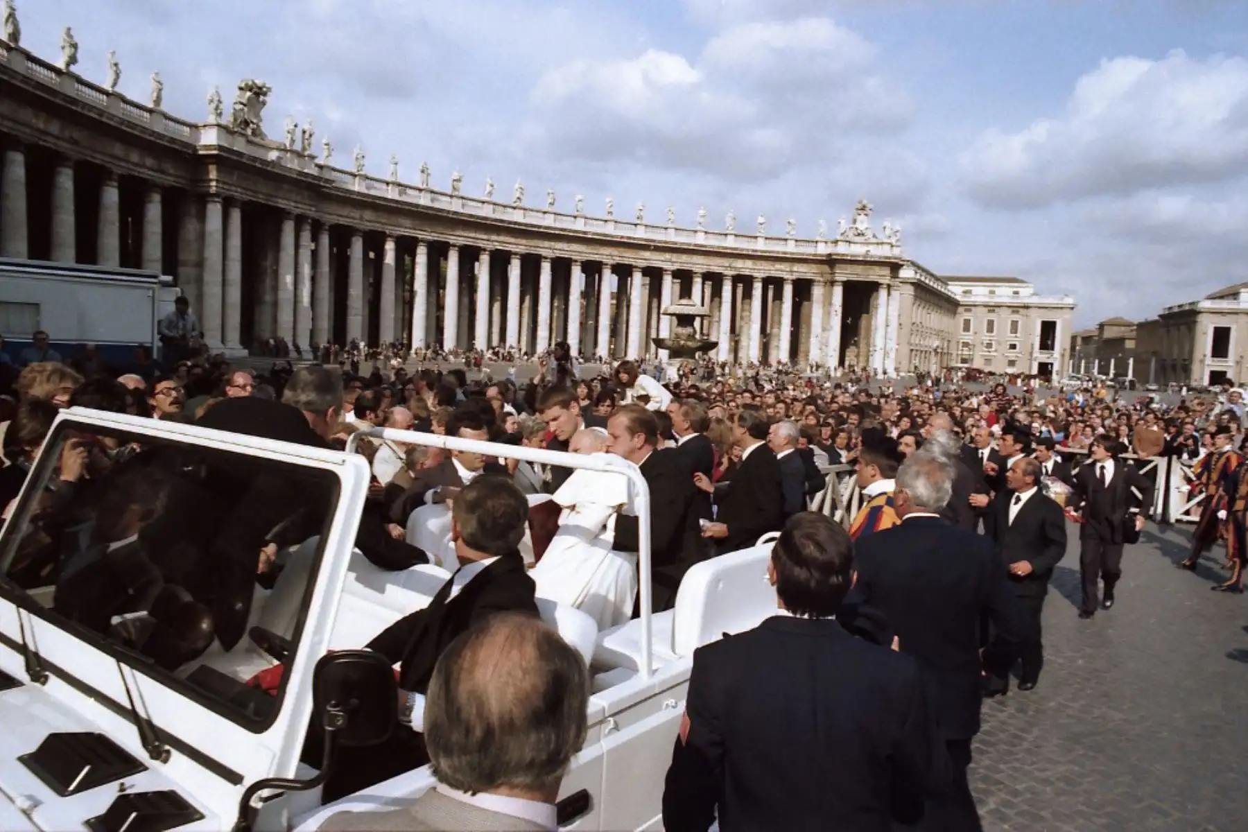 Sus guardaespaldas ayudan al Papa Juan Pablo II después de que Mehmet Ali Agca le disparó en la Plaza de San Pedro en Roma el 13 de mayo de 1981. El motivo del ataque sigue siendo un misterio.
Foto: AFP