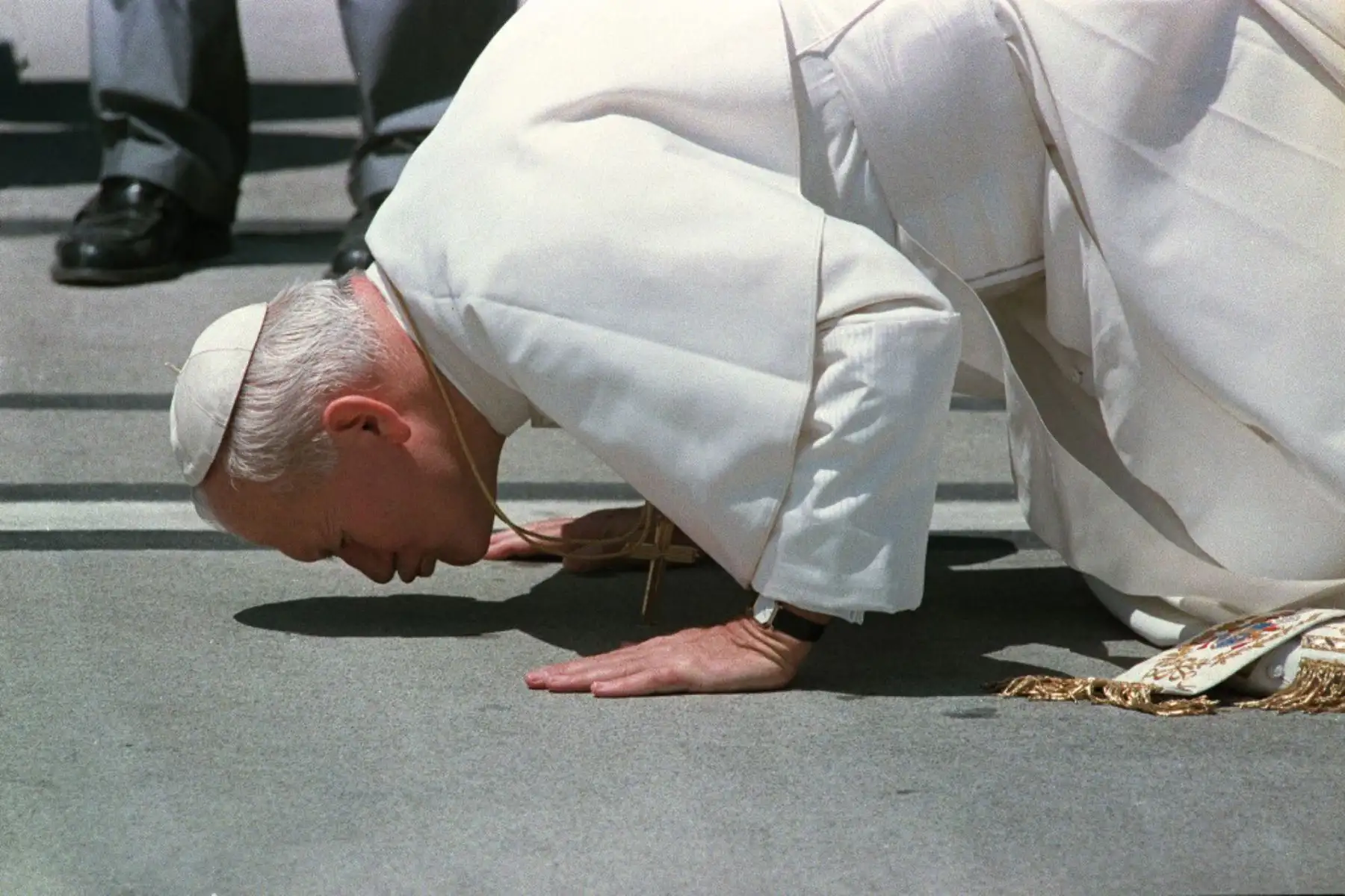 El Papa Juan Pablo II besa el suelo a su llegada al aeropuerto de Auckland en la cuarta etapa de una gira por seis naciones el 22 de noviembre de 1986. 
Foto: AFP