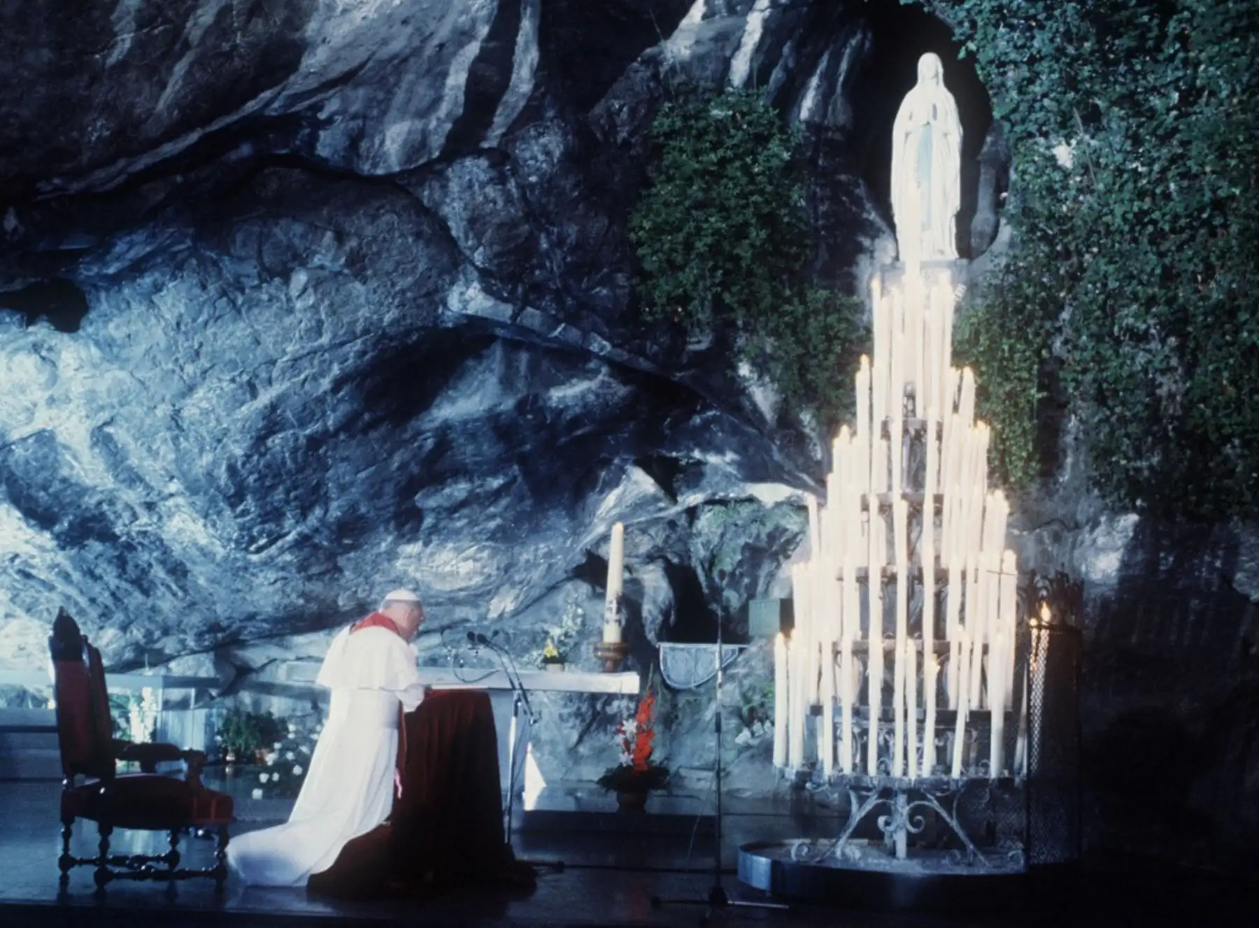 Esta foto tomada el 14 de agosto de 1983 muestra al Papa Juan Pablo II rezando en la gruta de Massabielle en el santuario católico romano de Lourdes durante su segundo viaje a Francia. 
Foto: AFP