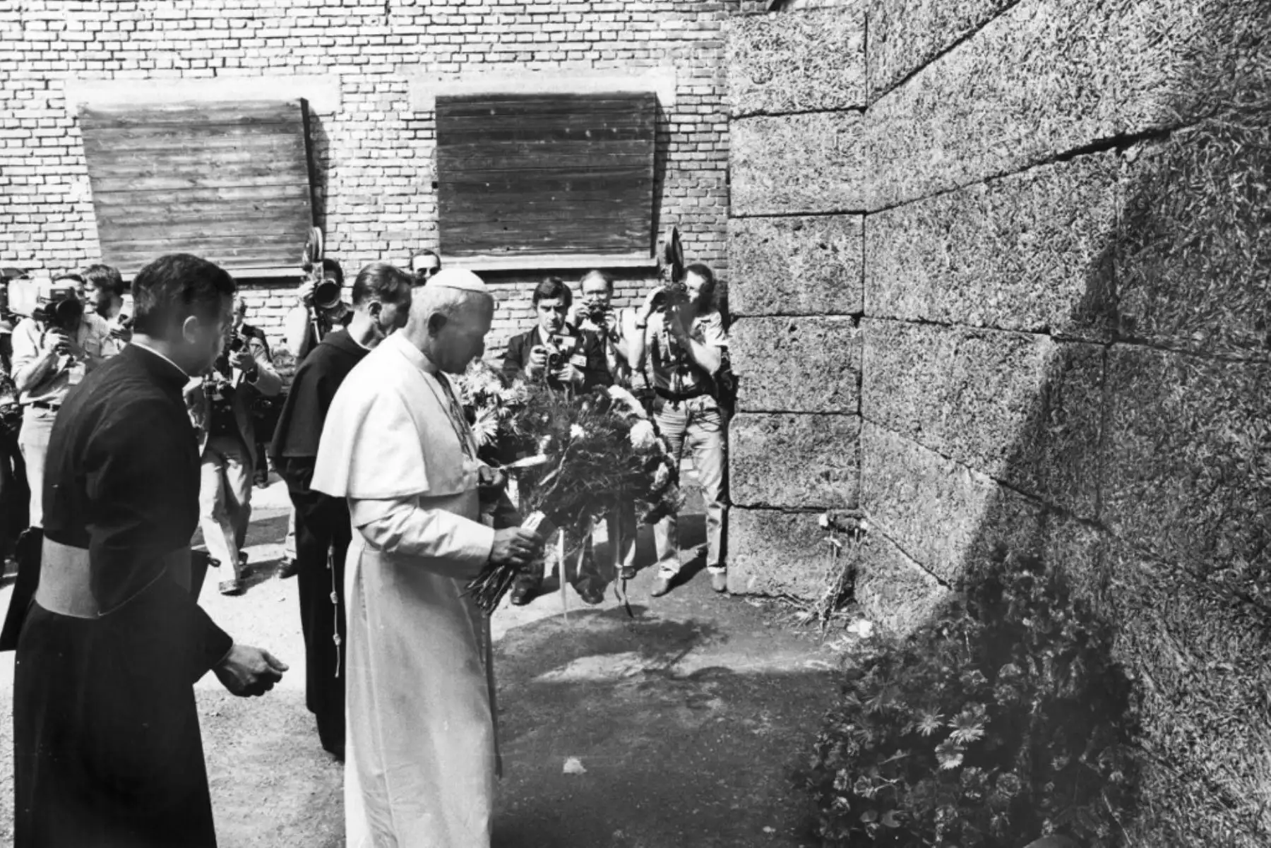 Esta fotografía tomada el 7 de junio de 1979 muestra al Papa Juan Pablo II poniendo flores en Auschwitz-Birkenau, el campo de exterminio más grande establecido por los nazis en territorio polaco. El Papa Benedicto XVI terminará su peregrinación a Polonia con una emotiva visita a Auschwitz-Birkenau el 28 de mayo de 2006.
Foto: AFP