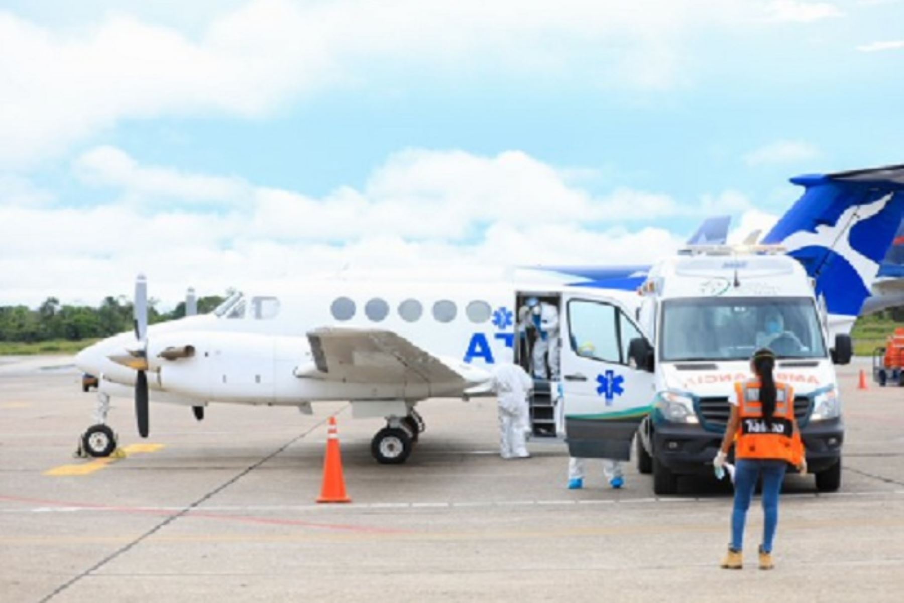 Empresarios financian avión ambulancia para trasladar a Lima a médicos contagiados con covid-19 en la región Loreto.