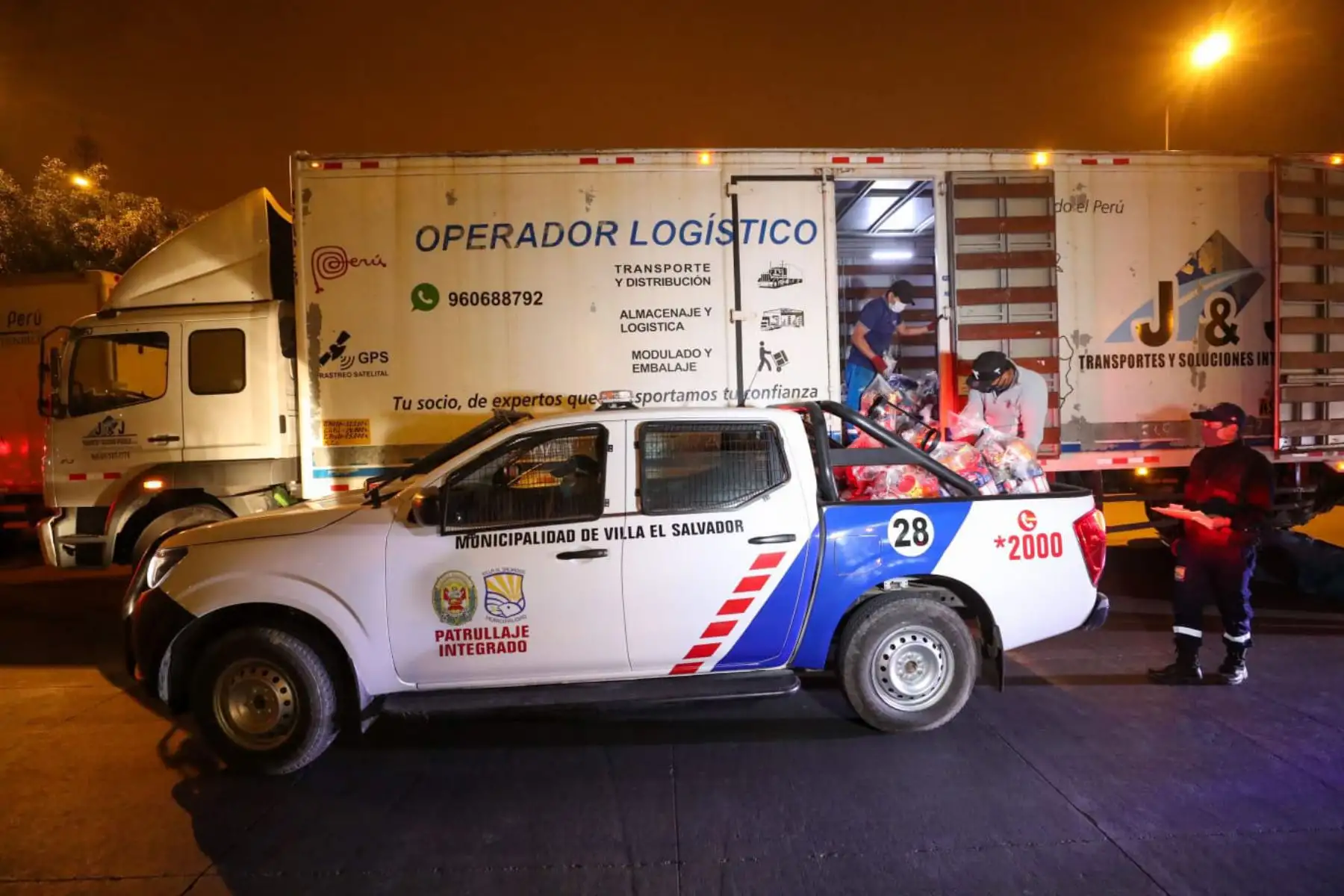 Presidencia del Consejo de Ministros,  ministerio del Interior, Municipalidad de Villa El Salvador, Policía Nacional y empresas privadas  entregaron canastas con víveres a vecinos de Villa el Salvador para mitigar las necesidades de las familias más pobres debido a la emergencia por el COVID -19.
Foto: PCM