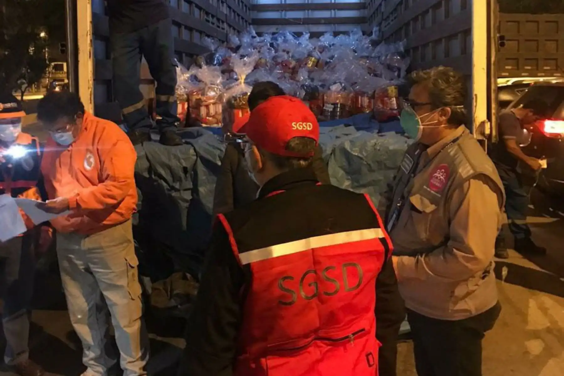 Presidencia del Consejo de Ministros,  ministerio del Interior, Municipalidad de Villa El Salvador, Policía Nacional y empresas privadas  entregaron canastas con víveres a vecinos de Villa el Salvador para mitigar las necesidades de las familias más pobres debido a la emergencia por el COVID -19.
Foto: PCM